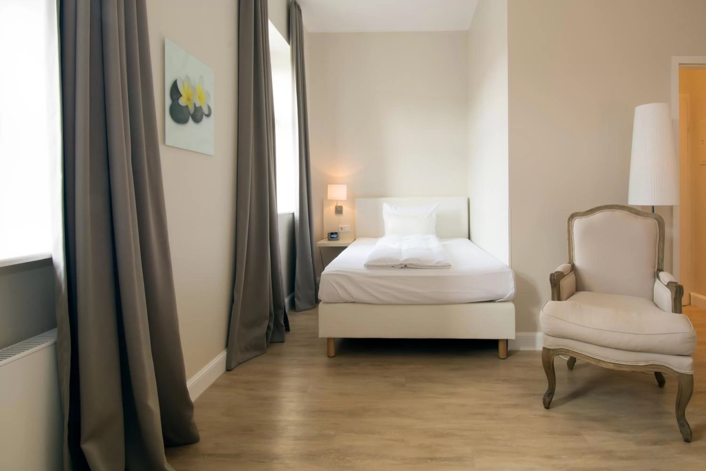 Photo of the whole room, Bed in Carlstadt Suites Düsseldorf