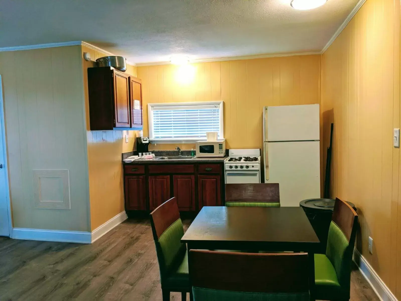 Kitchen or kitchenette, Kitchen/Kitchenette in Colonial Inn