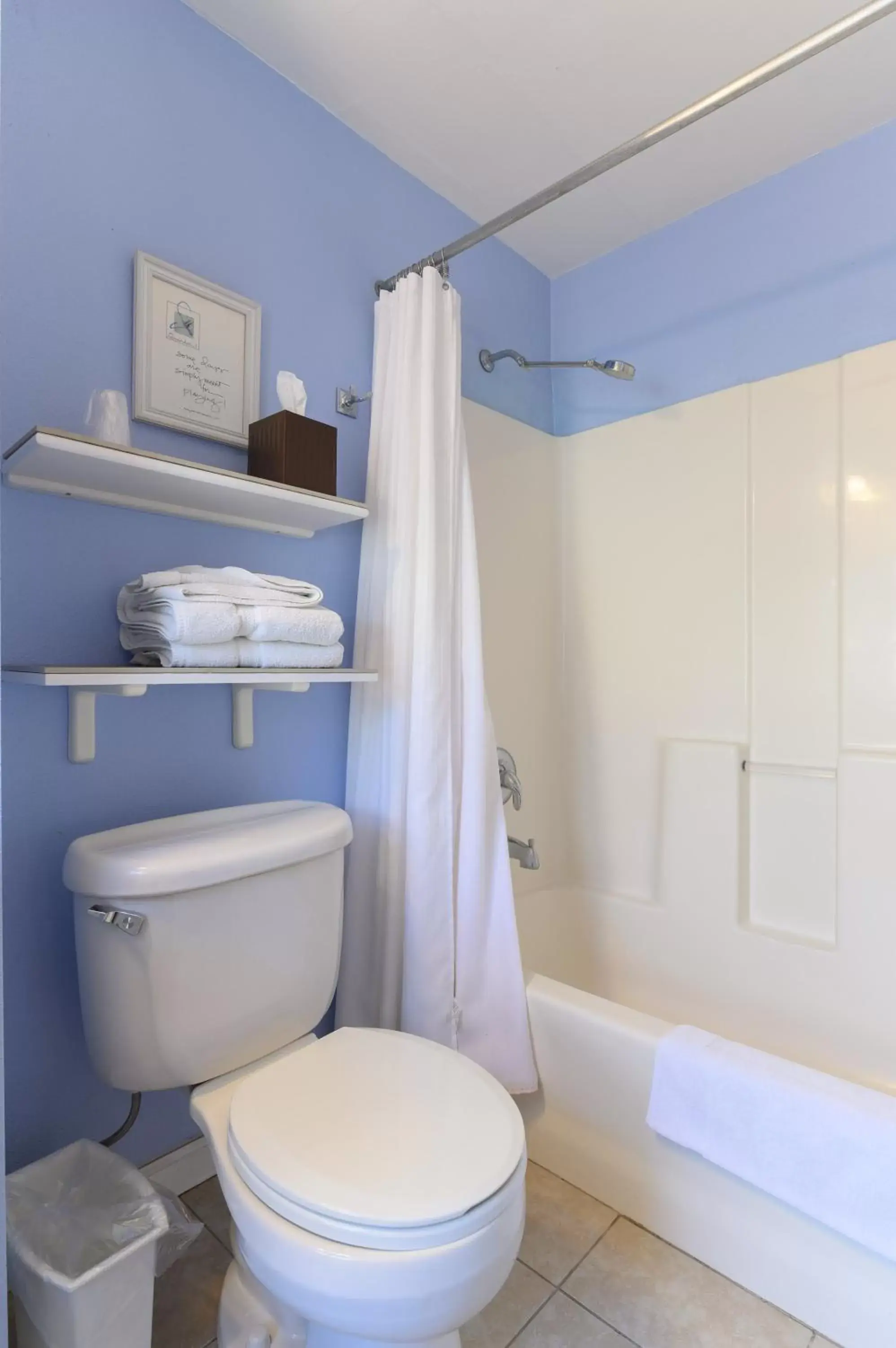 Bedroom, Bathroom in Beachrunners Inn