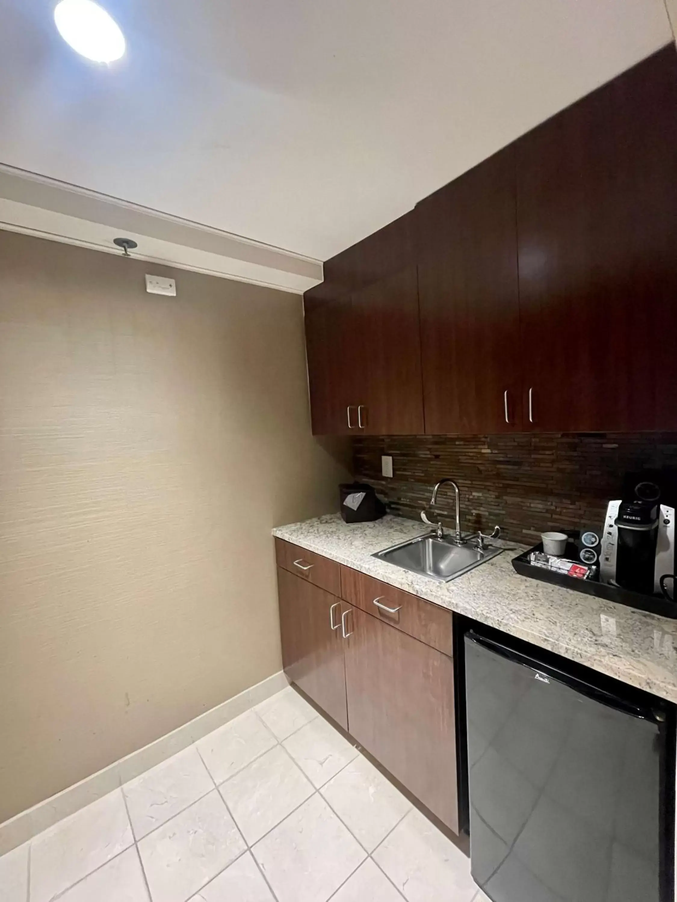 Photo of the whole room, Kitchen/Kitchenette in Brandywine Plaza Hotel - SureStay Collection by Best Western
