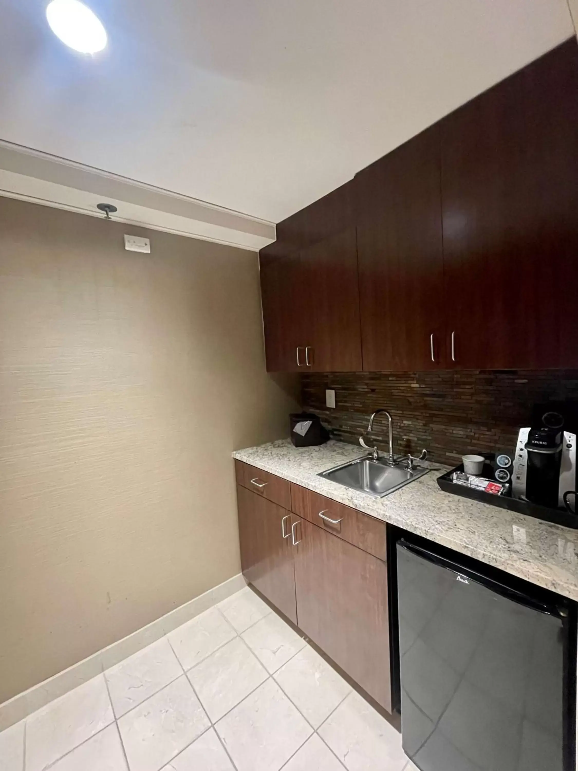 Photo of the whole room, Kitchen/Kitchenette in Brandywine Plaza Hotel - SureStay Collection by Best Western Photo of the whole room, Kitchen/Kitchenette in Brandywine Plaza Hotel - SureStay Collection by Best Western