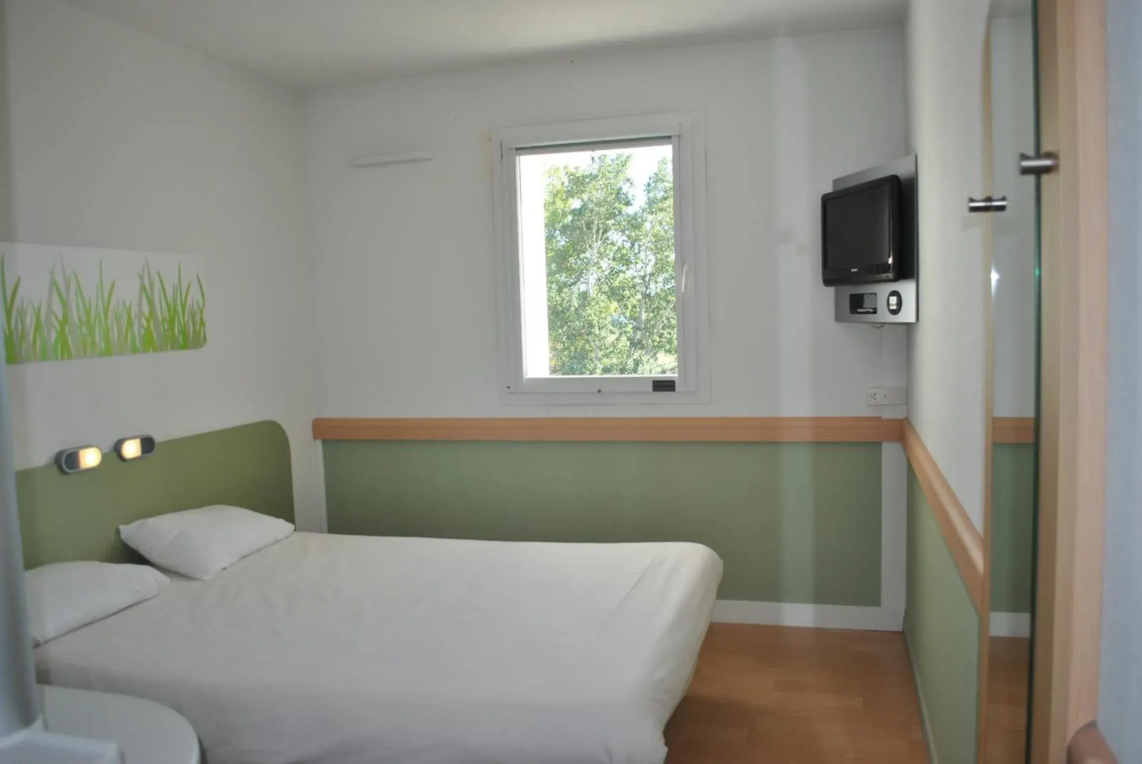 Bedroom, Bed in ibis budget Loriol Le Pouzin