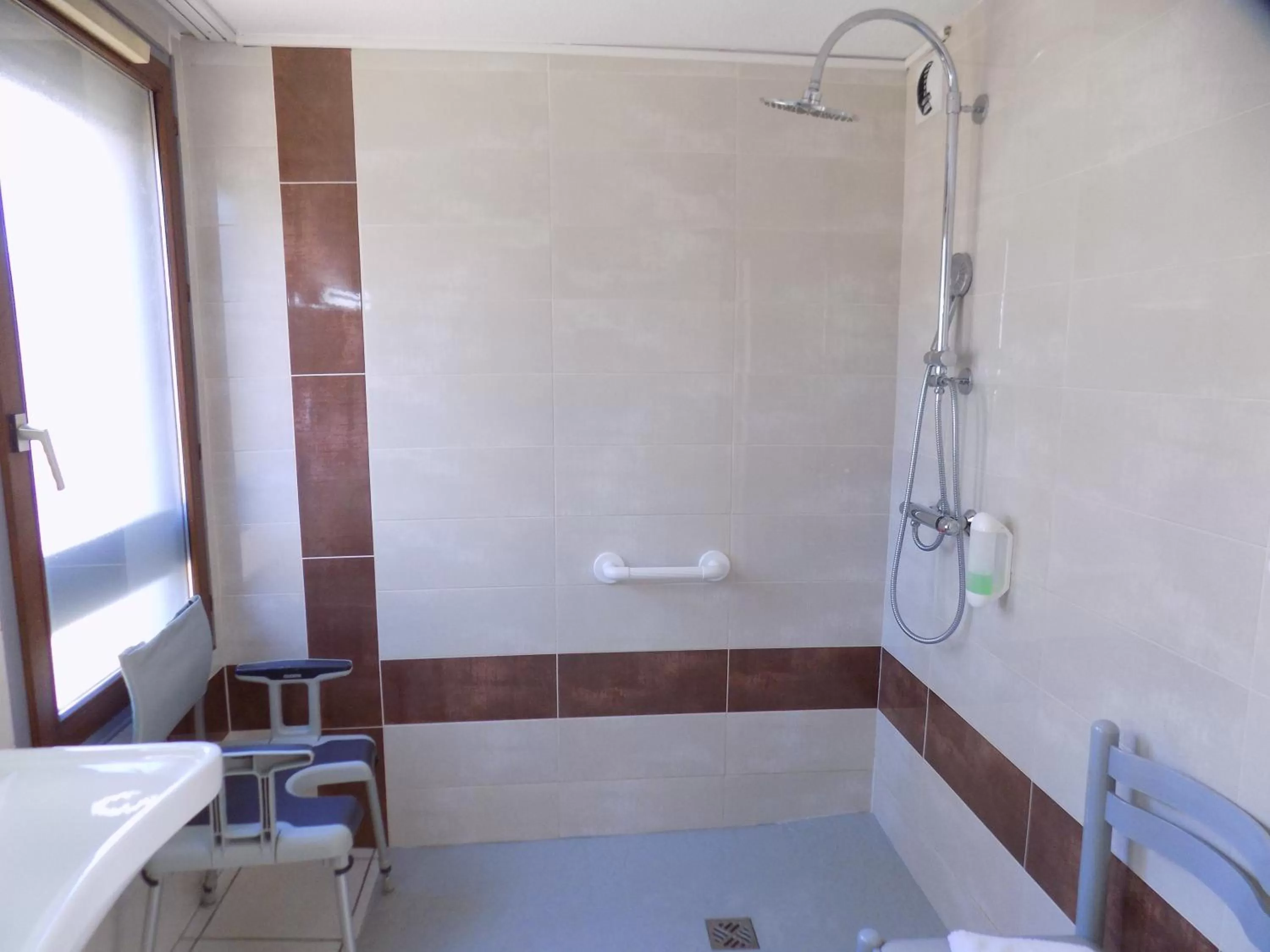 Shower in NESTOR HOTEL GAP et Restaurant