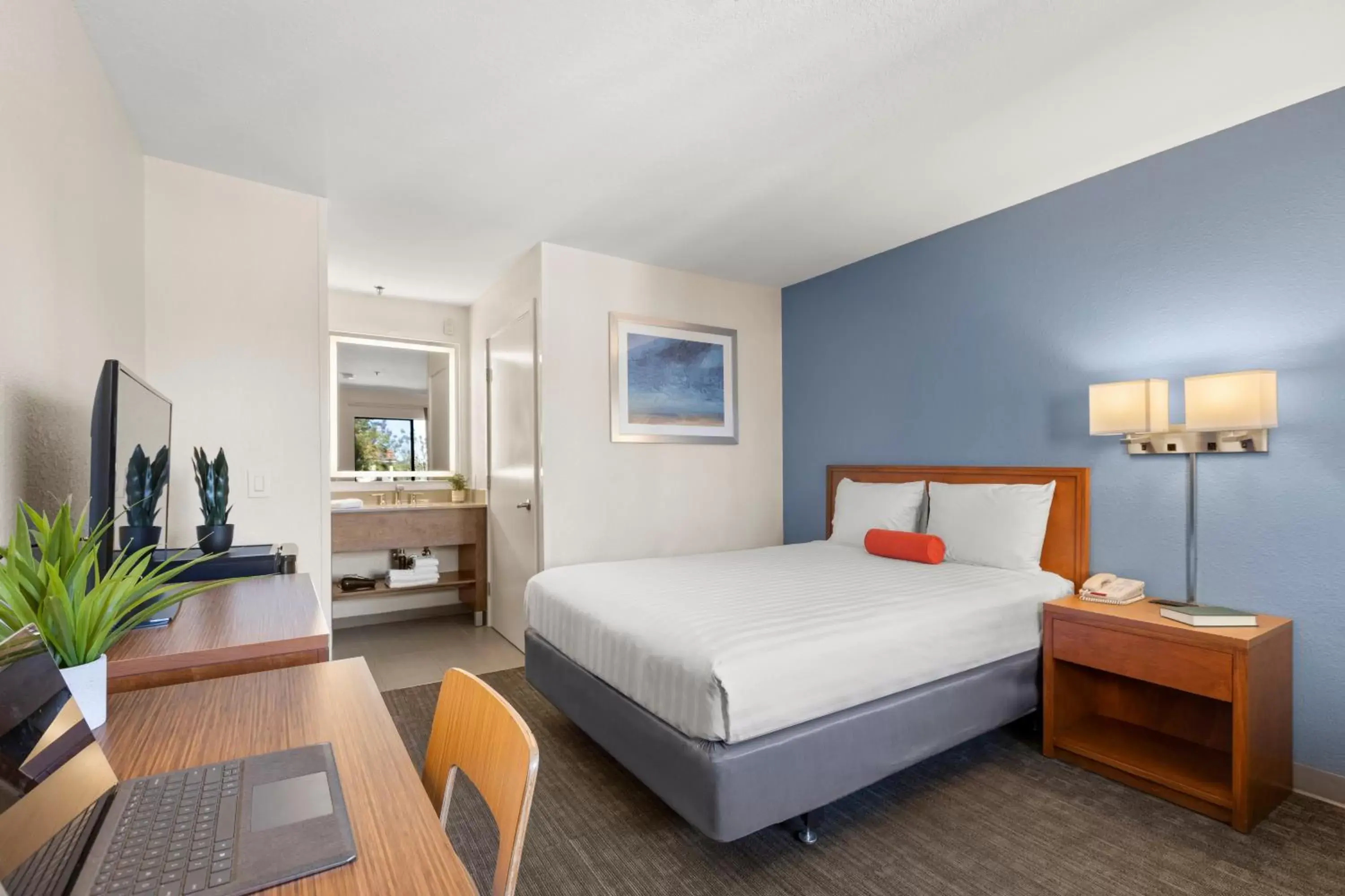 View (from property/room), Bed in Good Nite Inn Camarillo View (from property/room), Bed in Good Nite Inn Camarillo