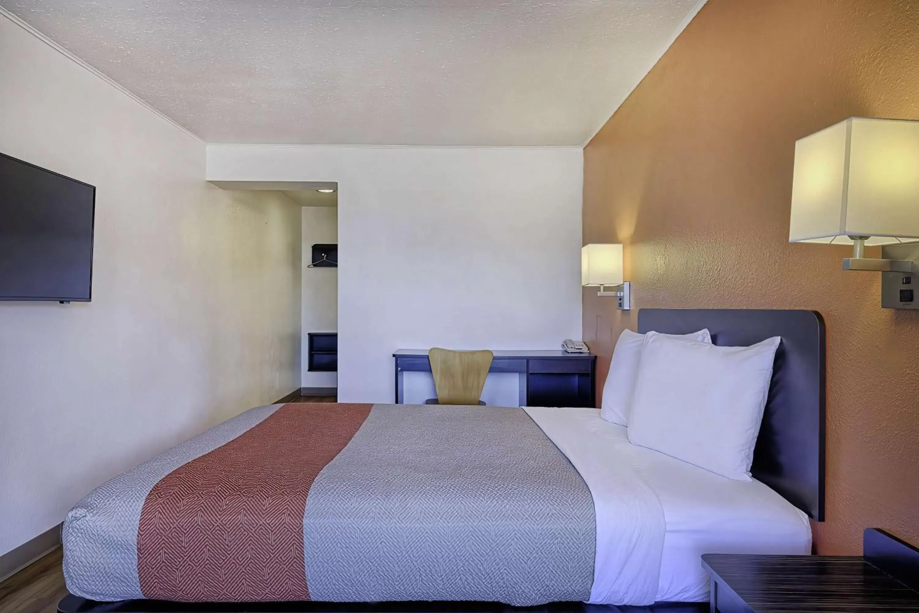 Bedroom, Bed in Motel 6-Sullivan, MO