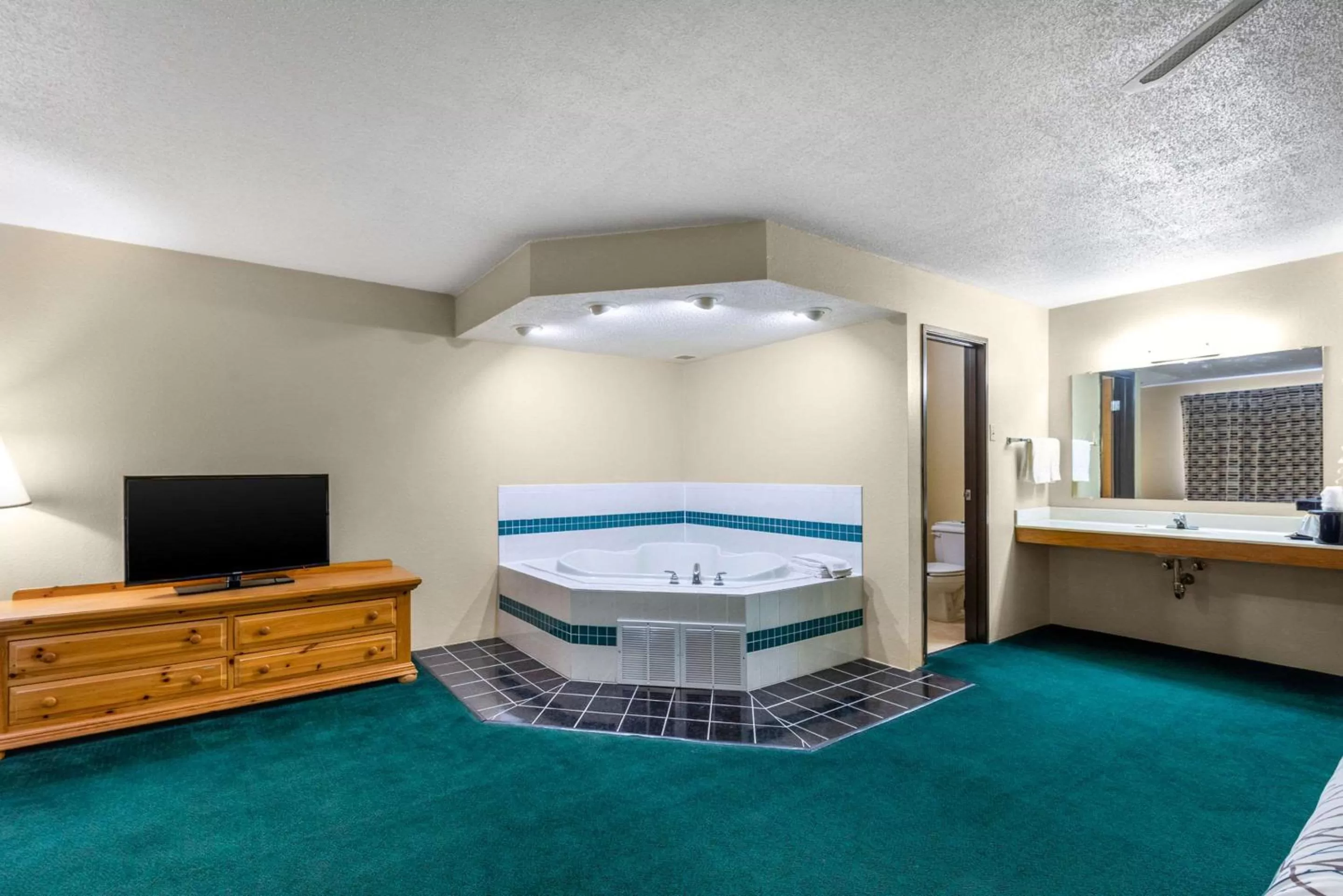 Photo of the whole room in Rodeway Inn Milaca