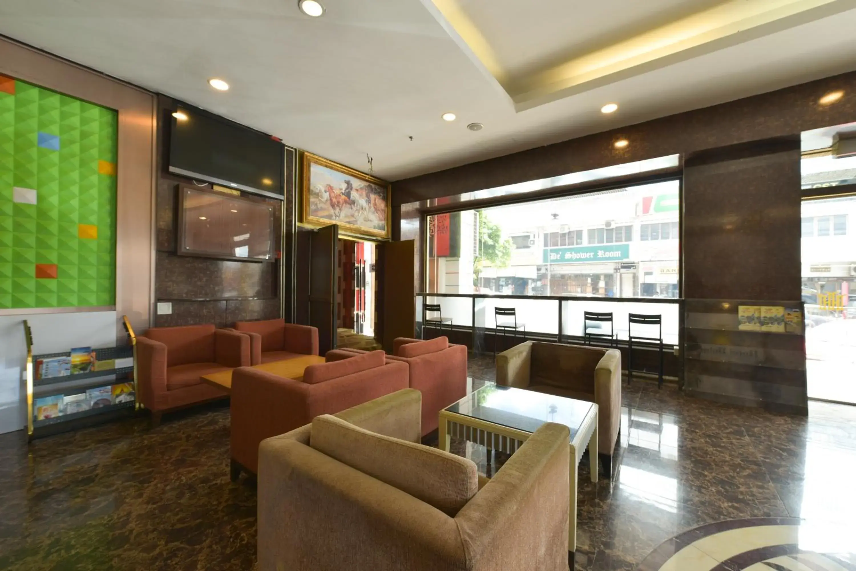 Lobby or reception, Lounge/Bar in Townhouse OAK Hotel Holmes Johor Jaya