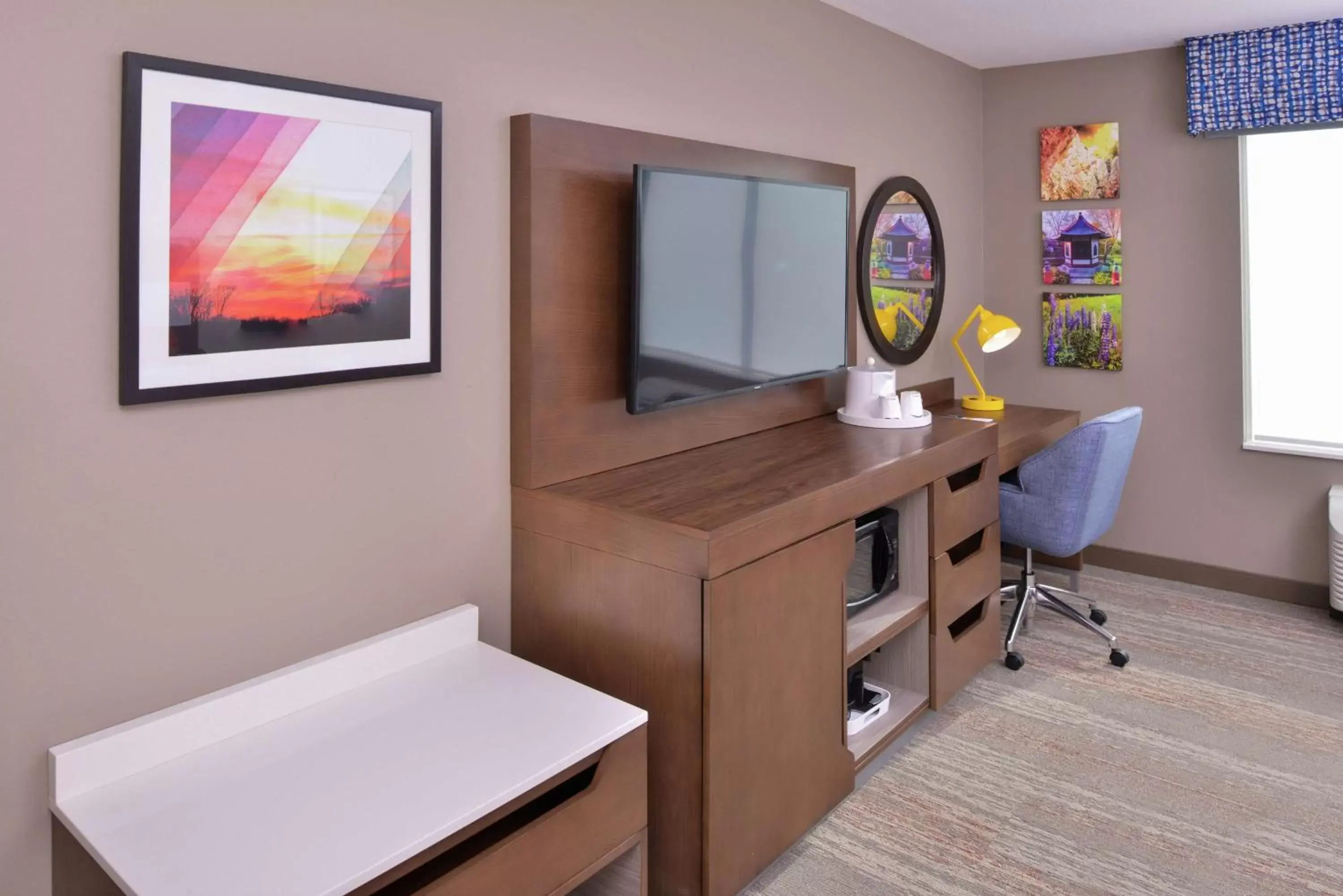 Bedroom, TV/Entertainment Center in Hampton Inn Lakeville Minneapolis, Mn