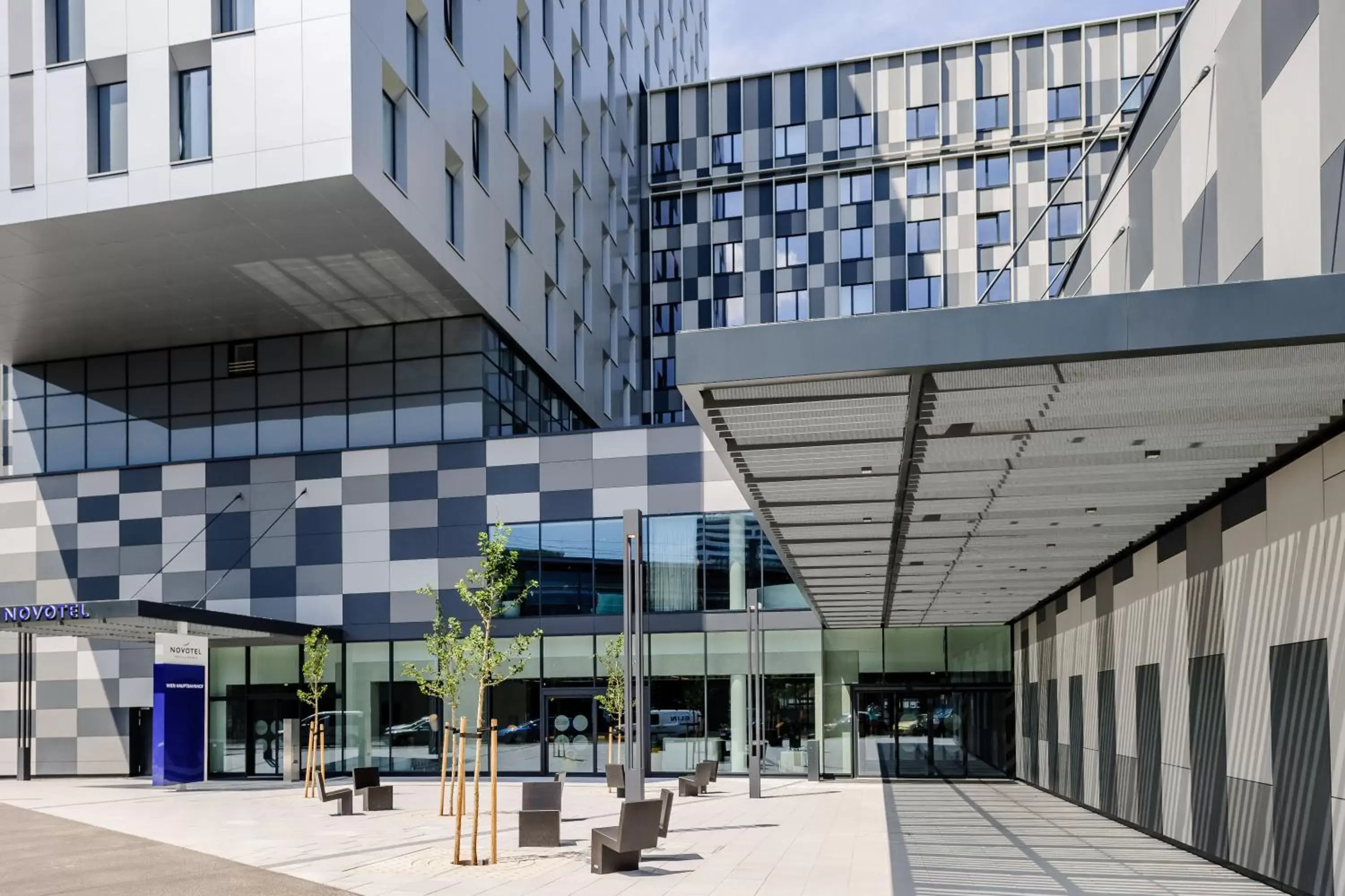 Facade/entrance in Novotel Wien Hauptbahnhof