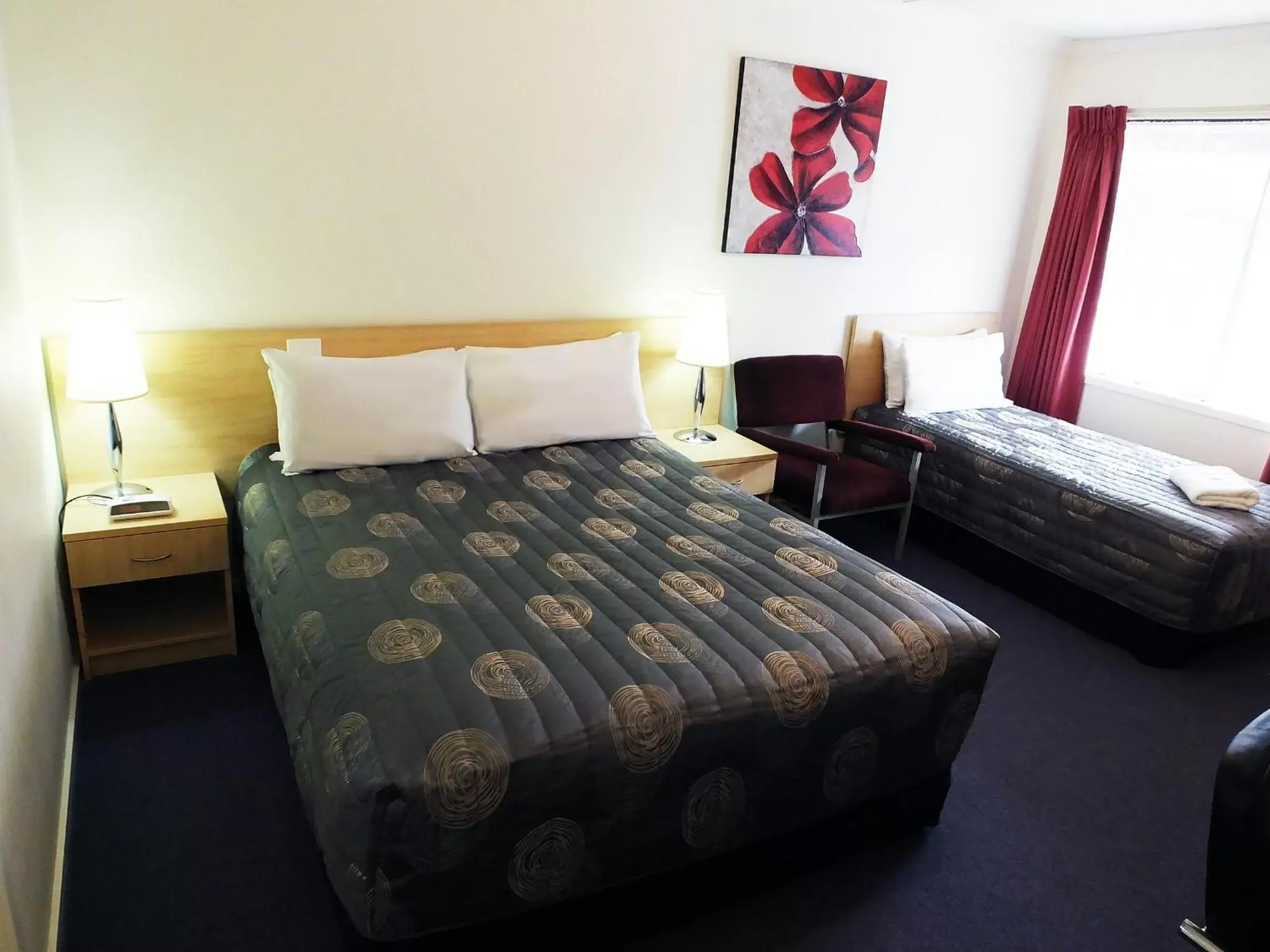 Photo of the whole room, Bed in Edinburgh Motor Inn