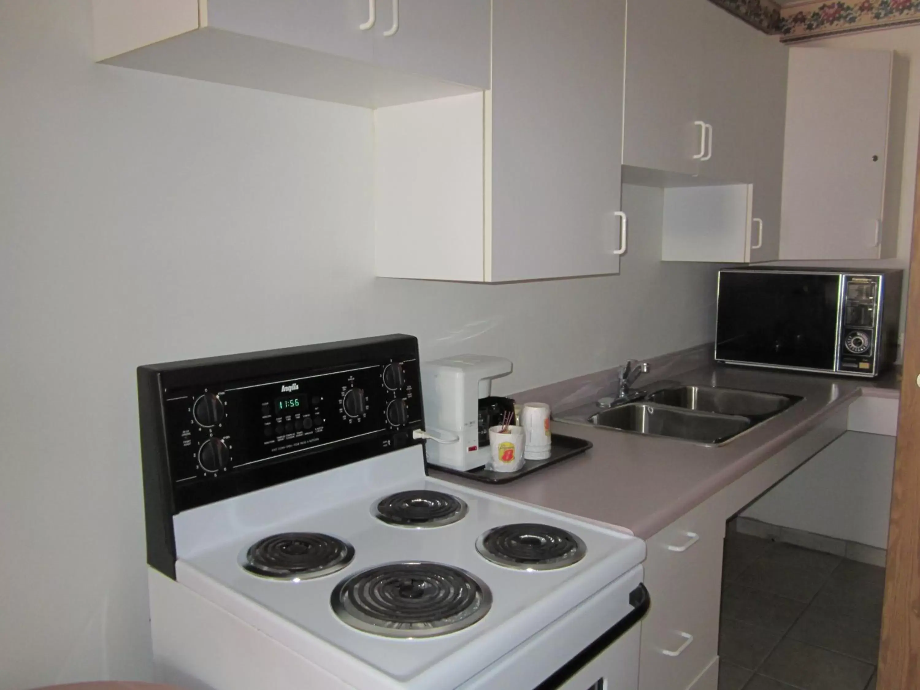 Kitchen or kitchenette, Kitchen/Kitchenette in Sage Inn Merritt BC