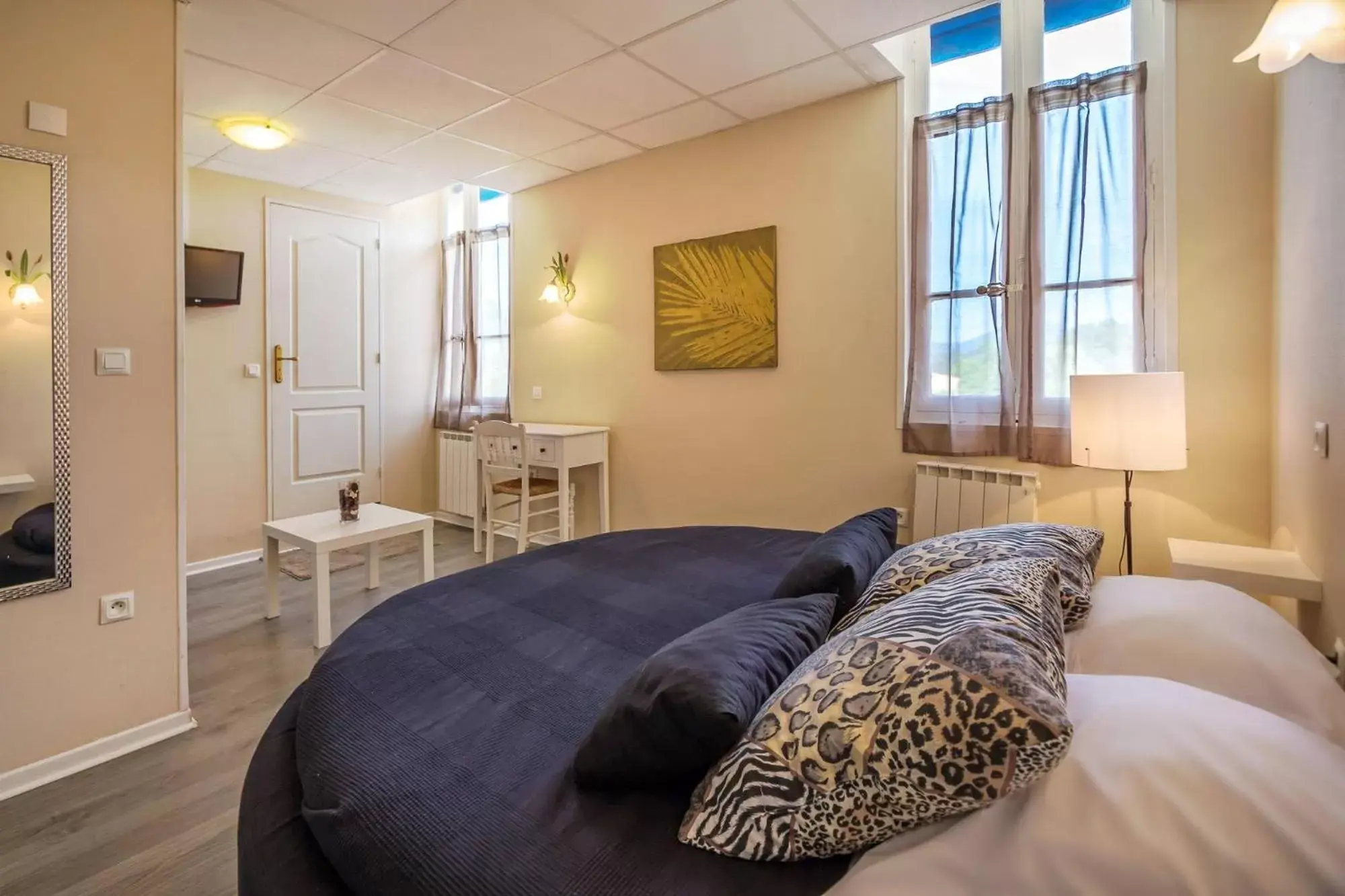 Bedroom, Bed in Hôtel des Moulins