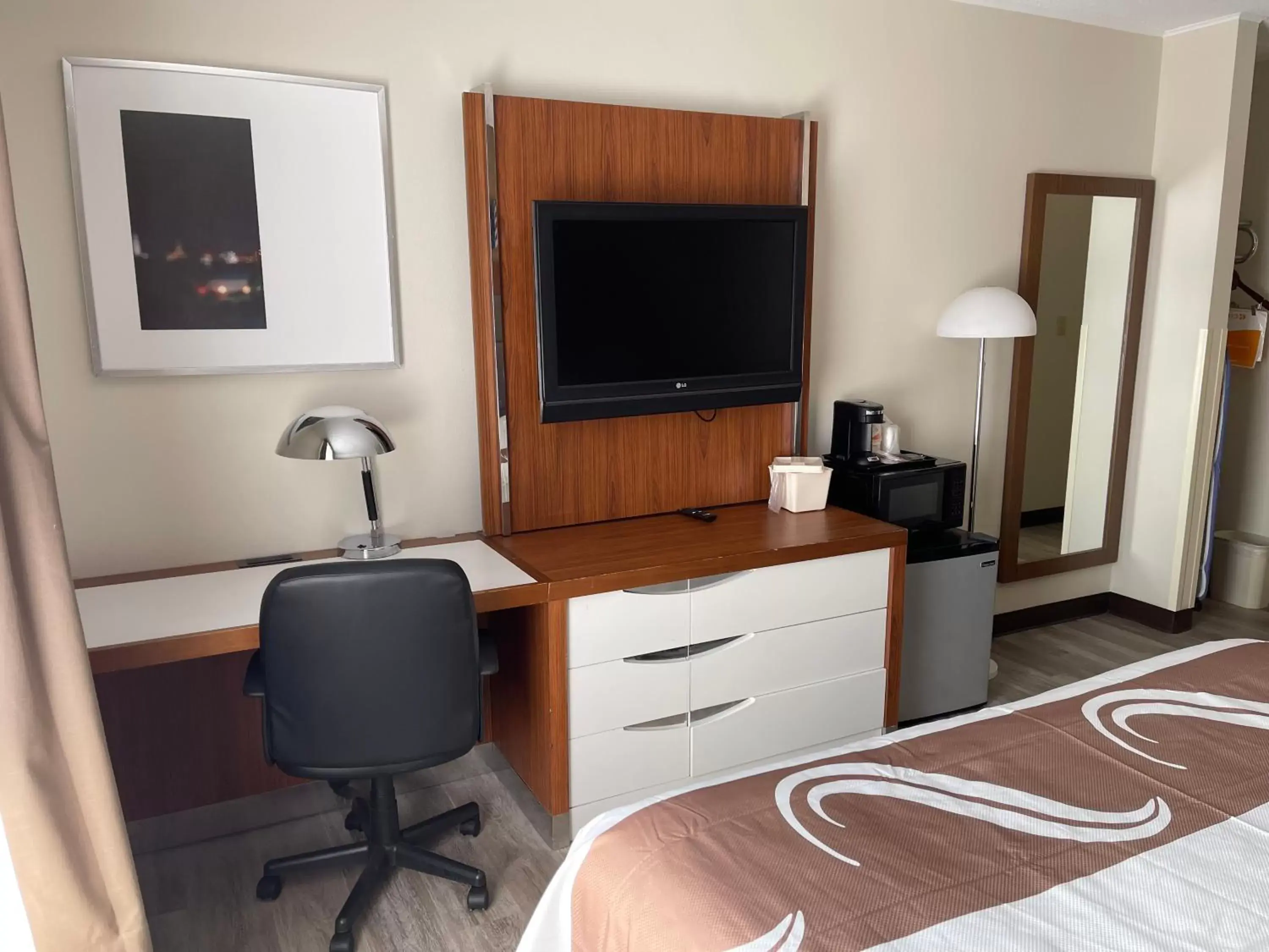 TV and multimedia, TV/Entertainment Center in Quality Inn & Suites New Hartford - Utica