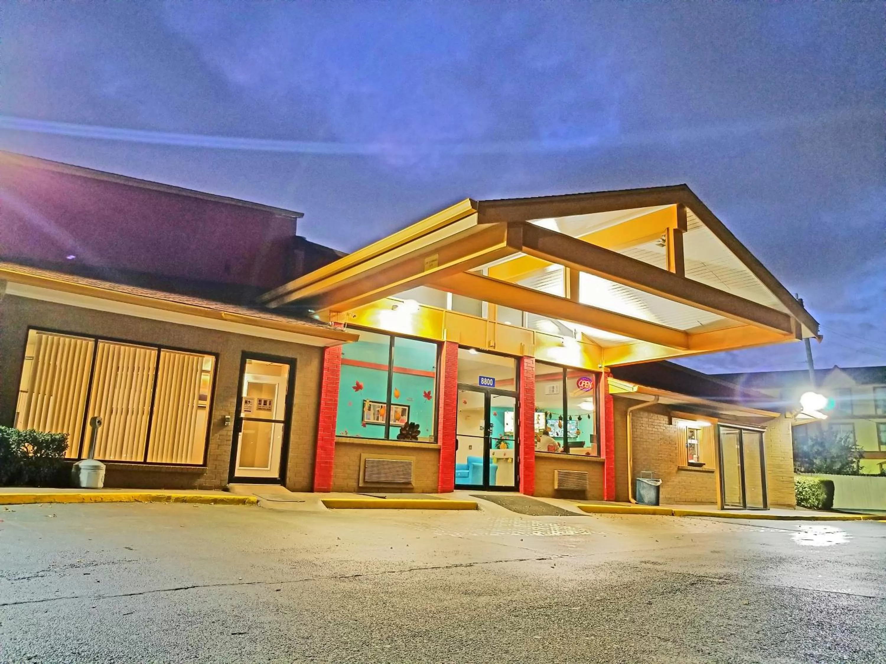 Property building in Howard Johnson by Wyndham Houston Hobby Airport