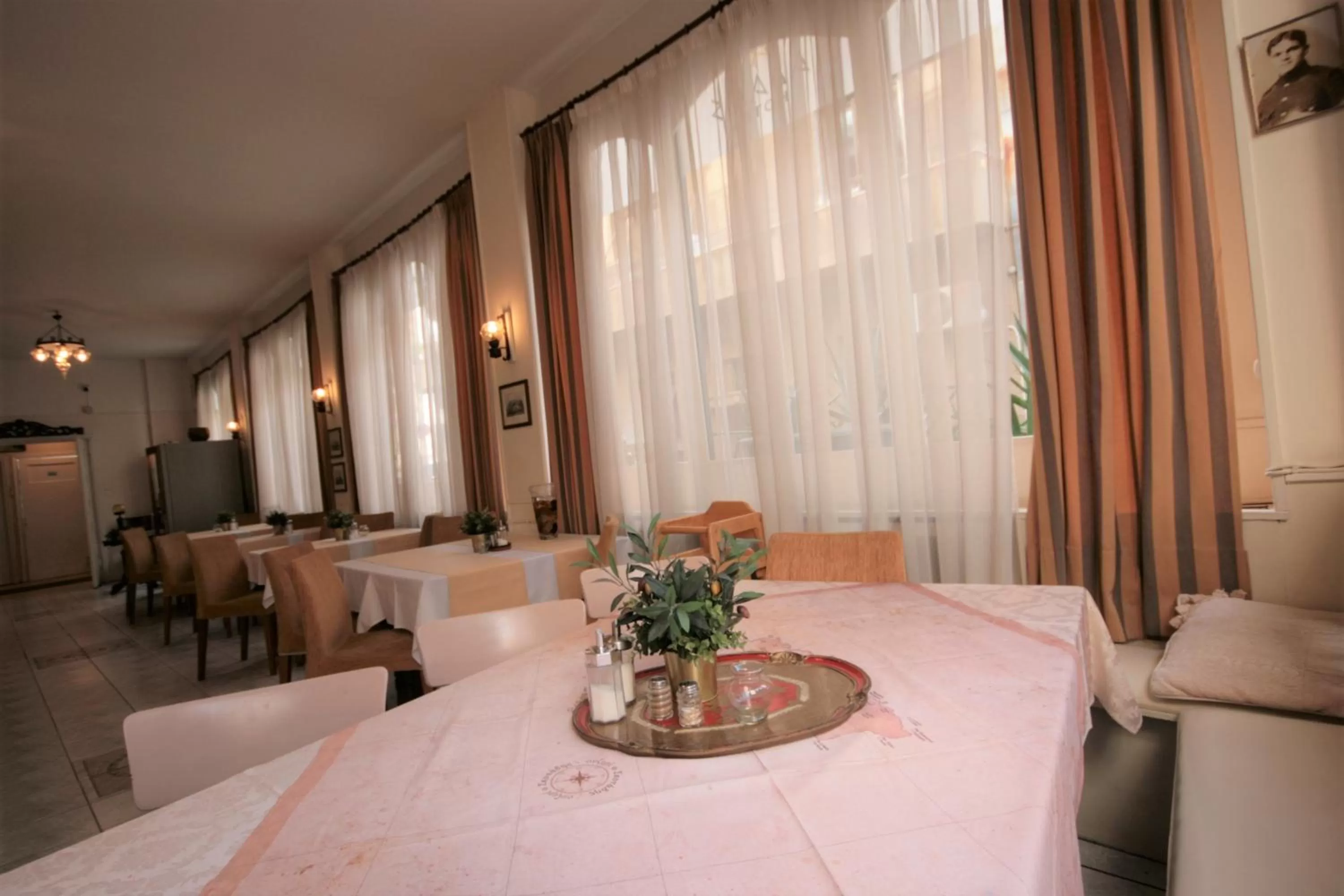 Restaurant/places to eat, Bed in Adams Hotel