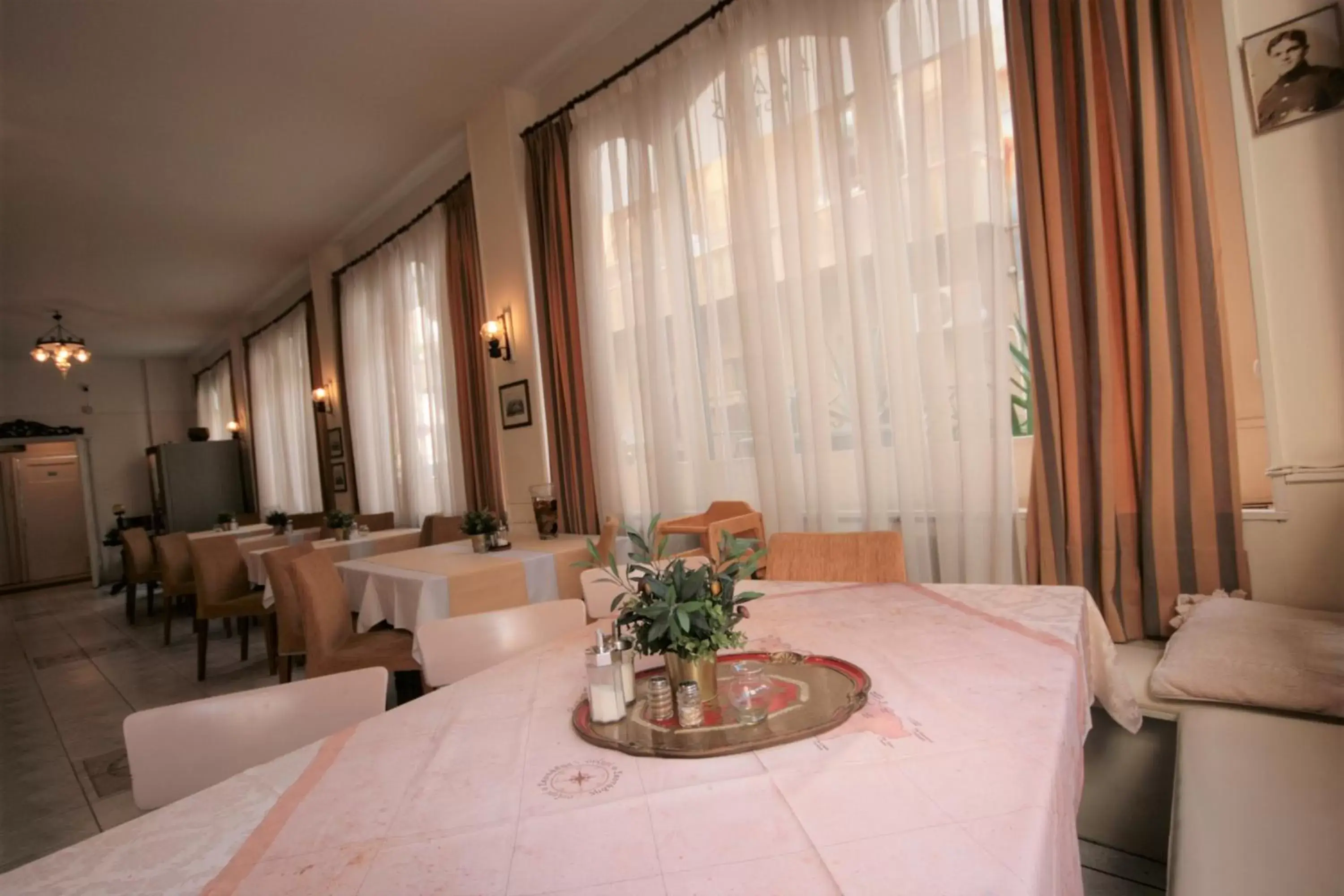 Restaurant/places to eat, Bed in Adams Hotel Restaurant/places to eat, Bed in Adams Hotel