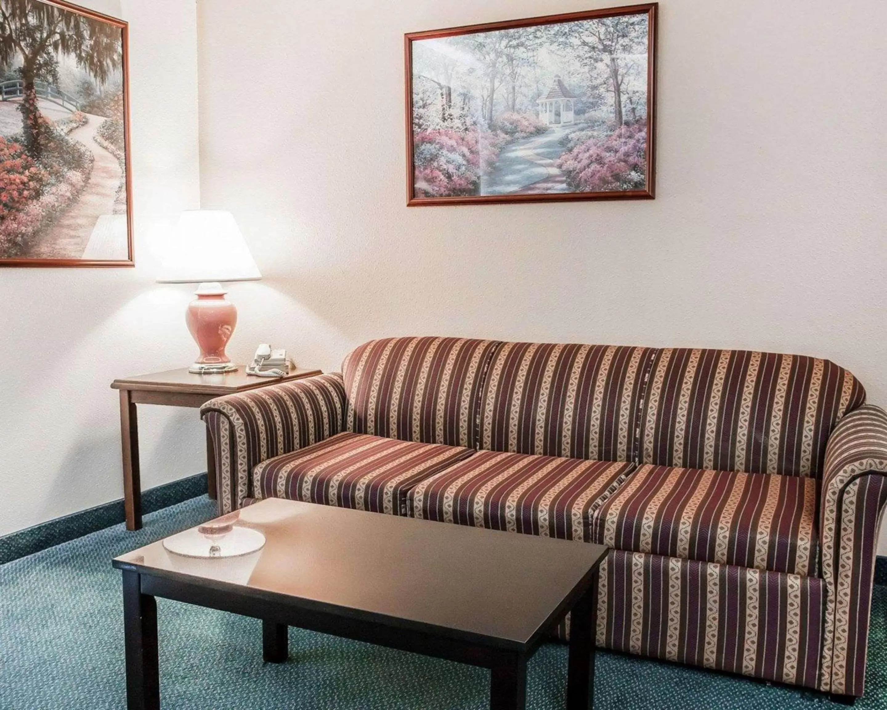Photo of the whole room, Seating Area in Quality Inn Port Angeles - near Olympic National Park