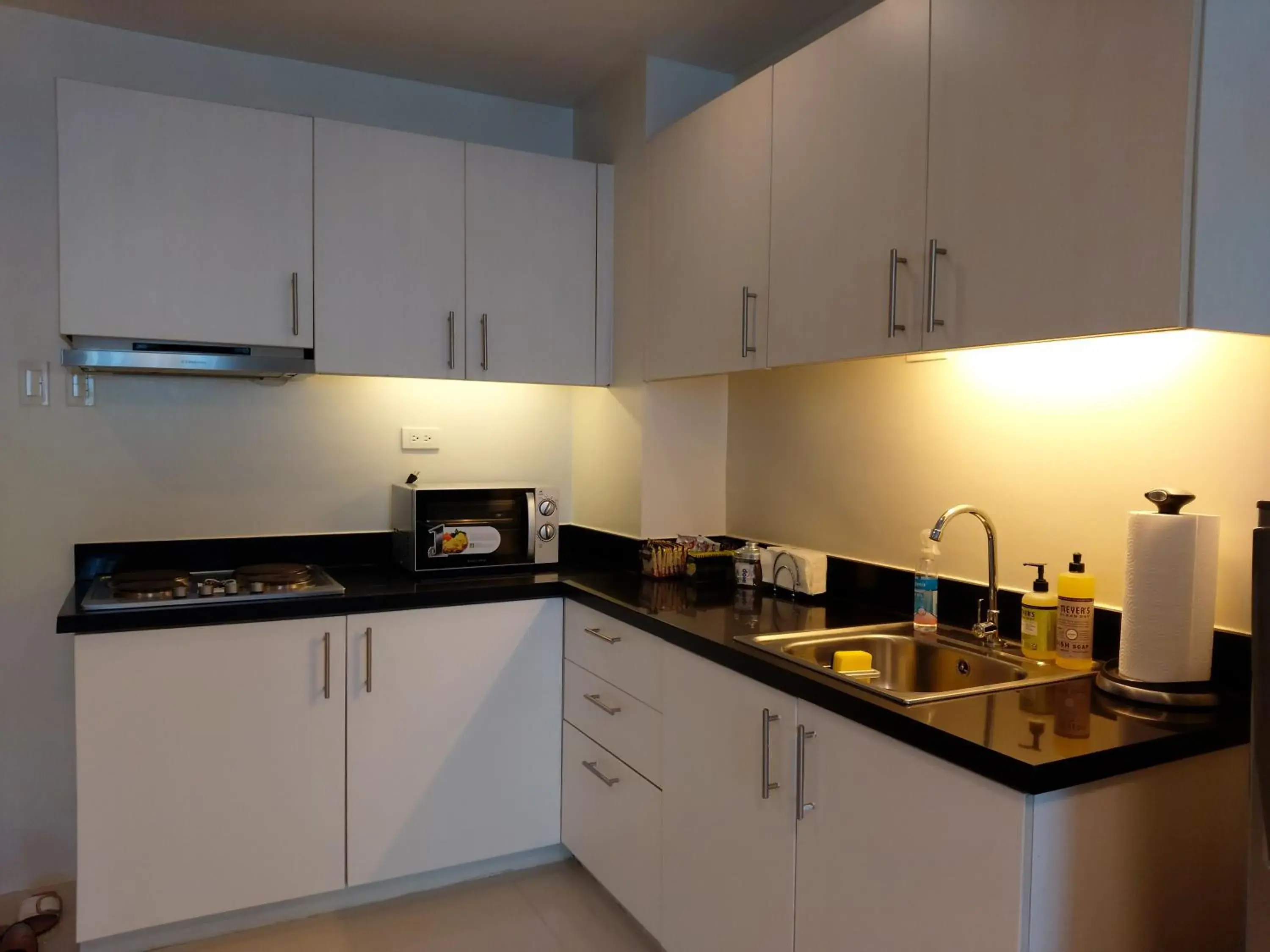 Kitchen/Kitchenette in Condo Studio Luxe in Princeton Residences