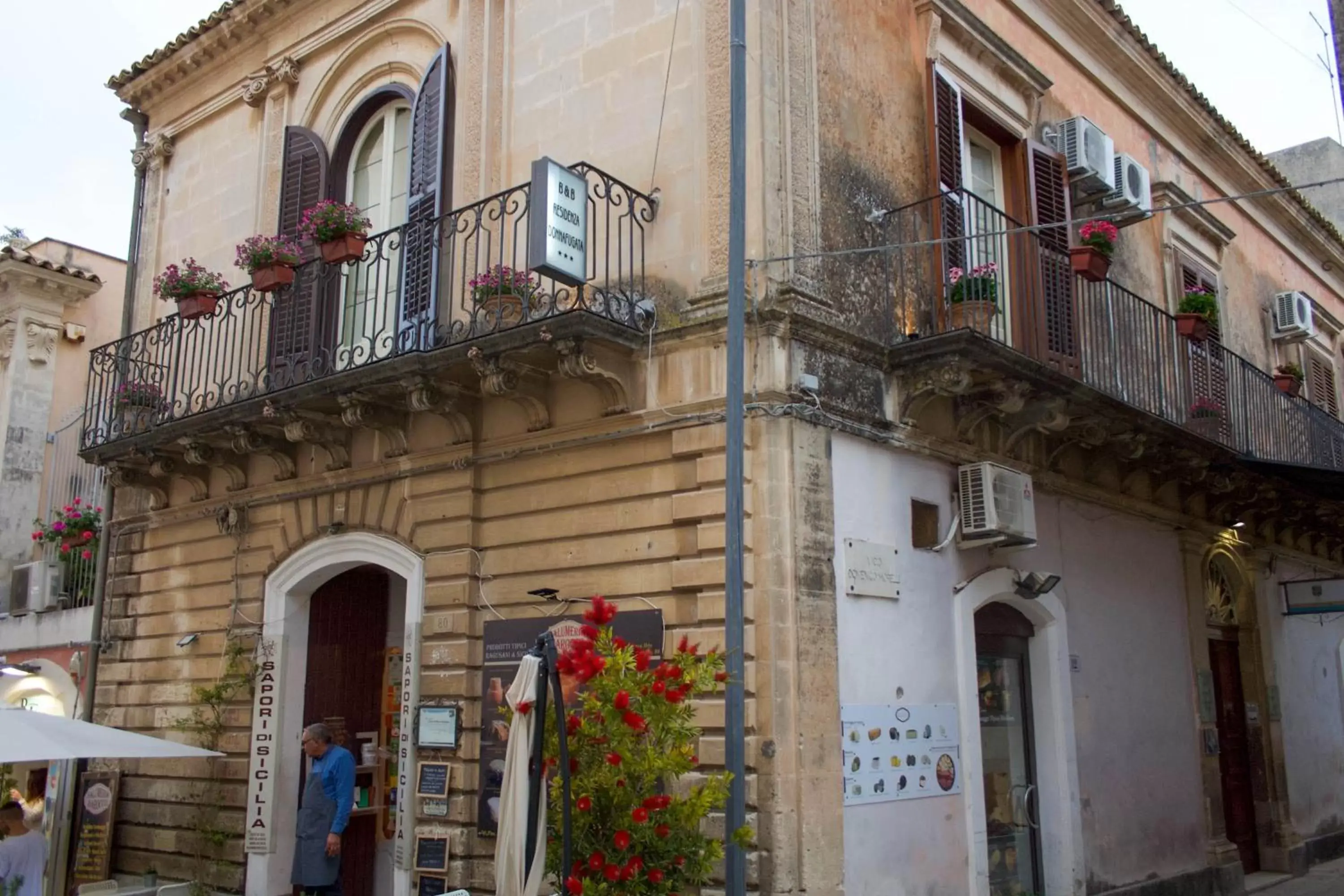 Facade/entrance, Property Building in Residenza Donnafugata B&B