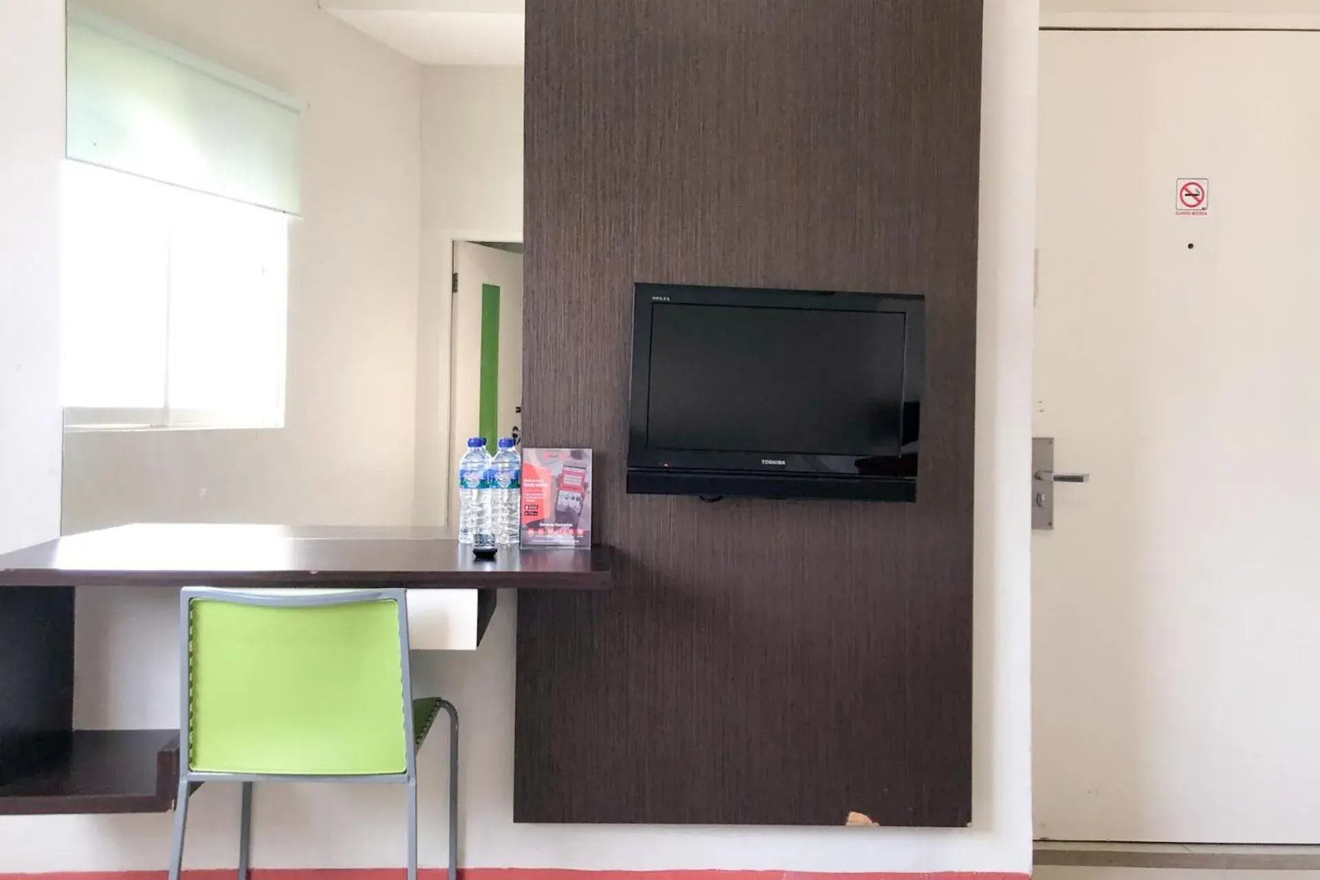 Bed, TV/Entertainment Center in RedDoorz near Pantai Pede