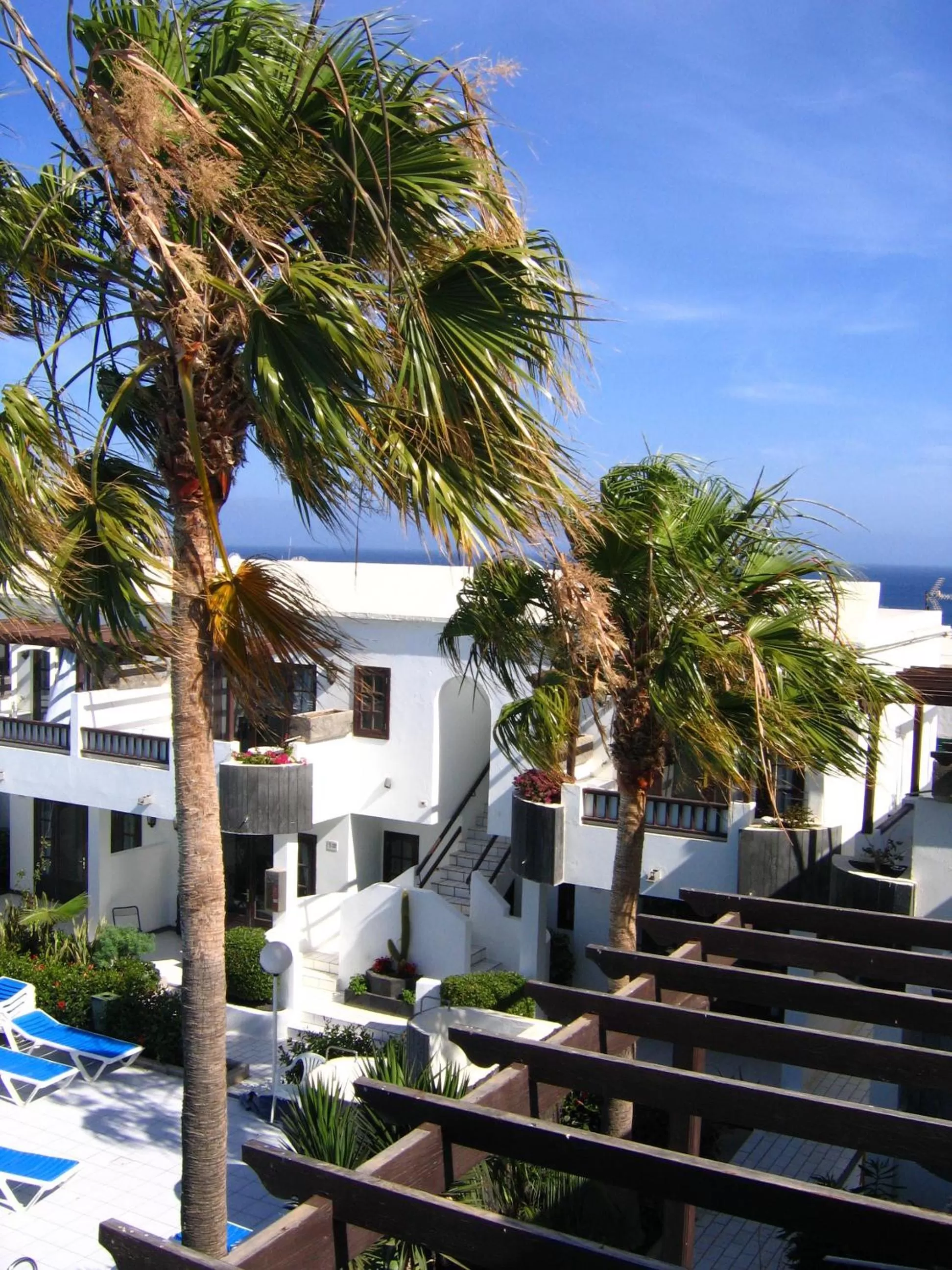 Property building in Plaza Azul