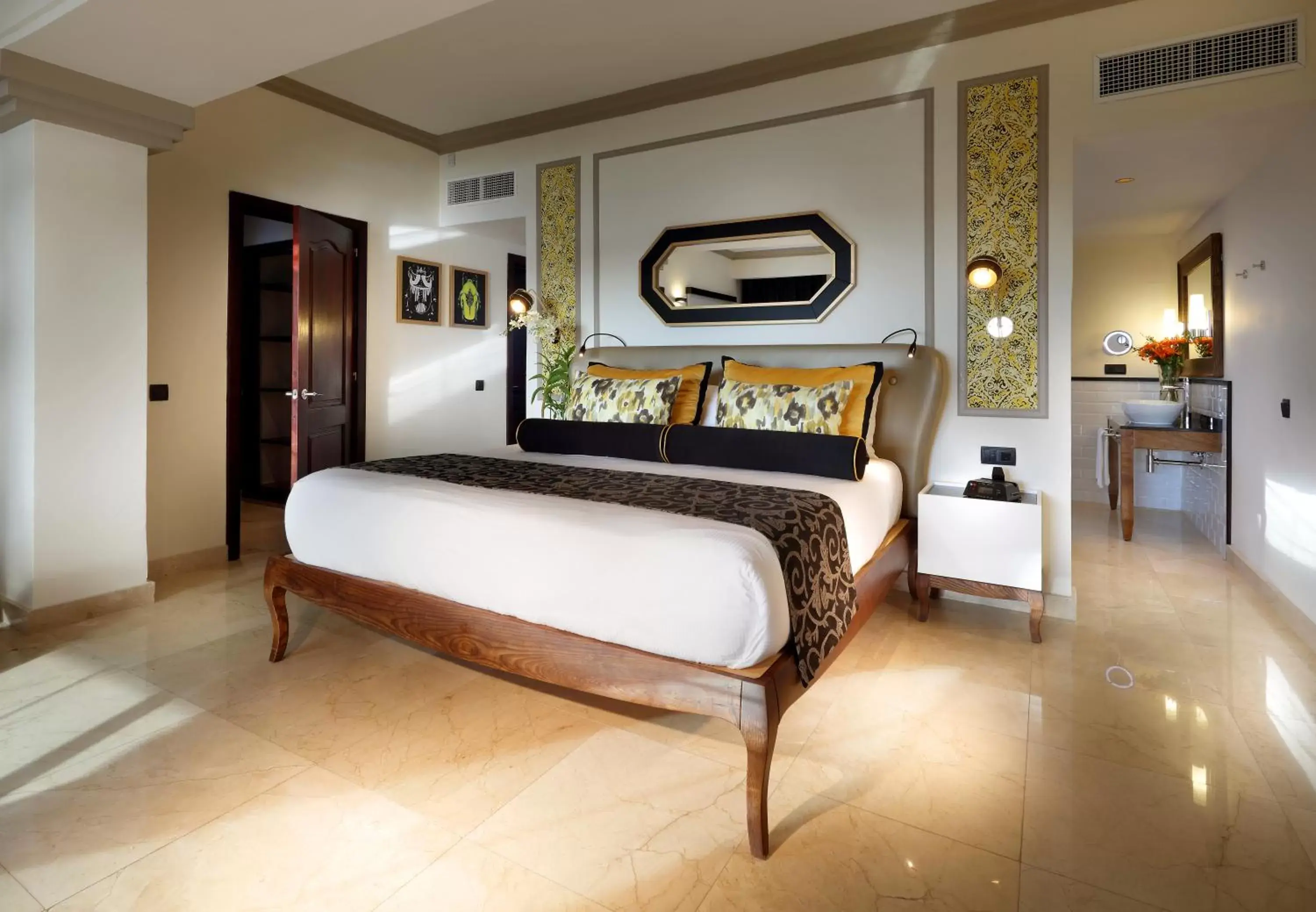Photo of the whole room, Bed in Grand Palladium Lady Hamilton Resort & Spa - All Inclusive