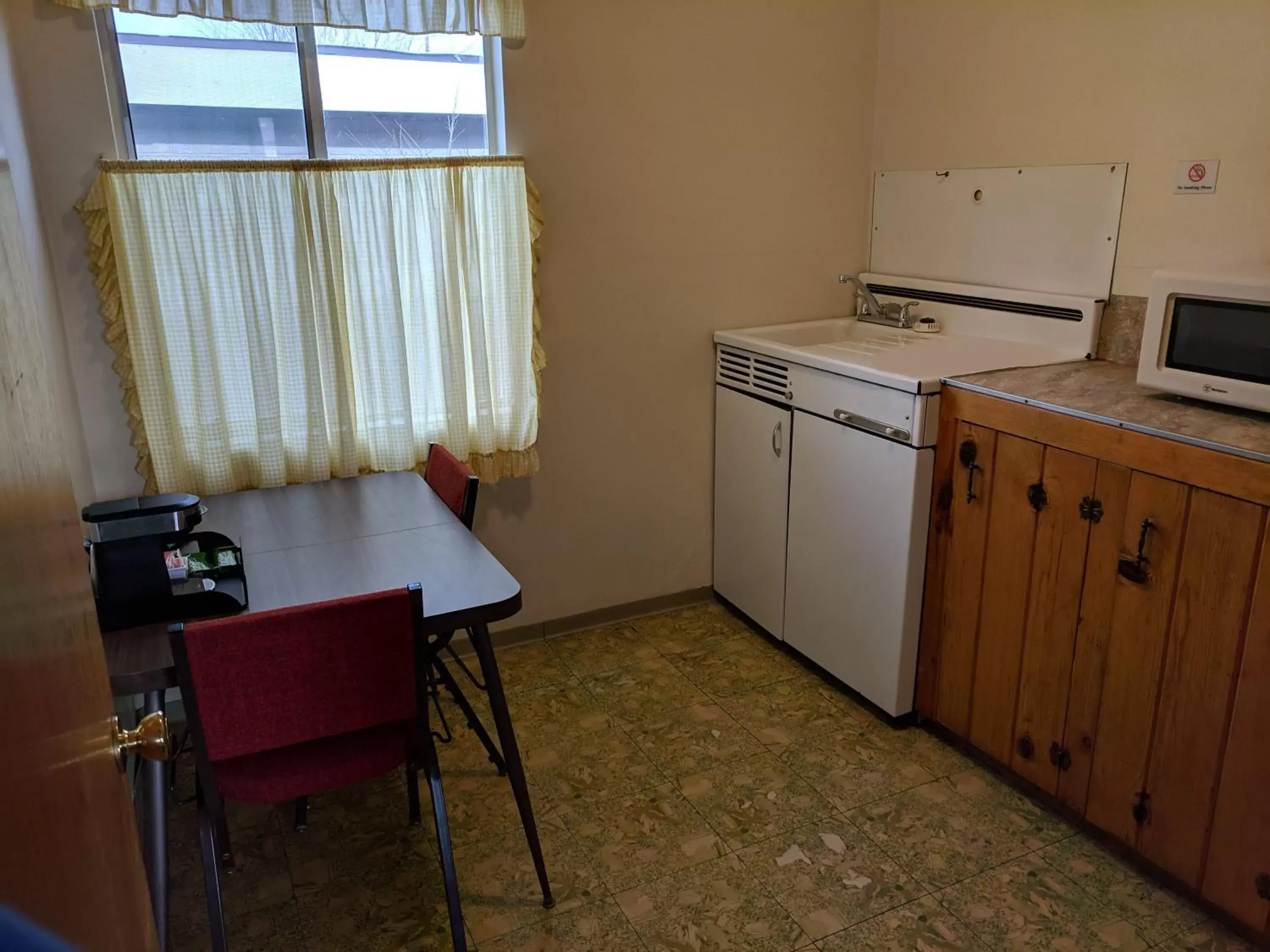 Kitchen/Kitchenette in Lakeview Motel