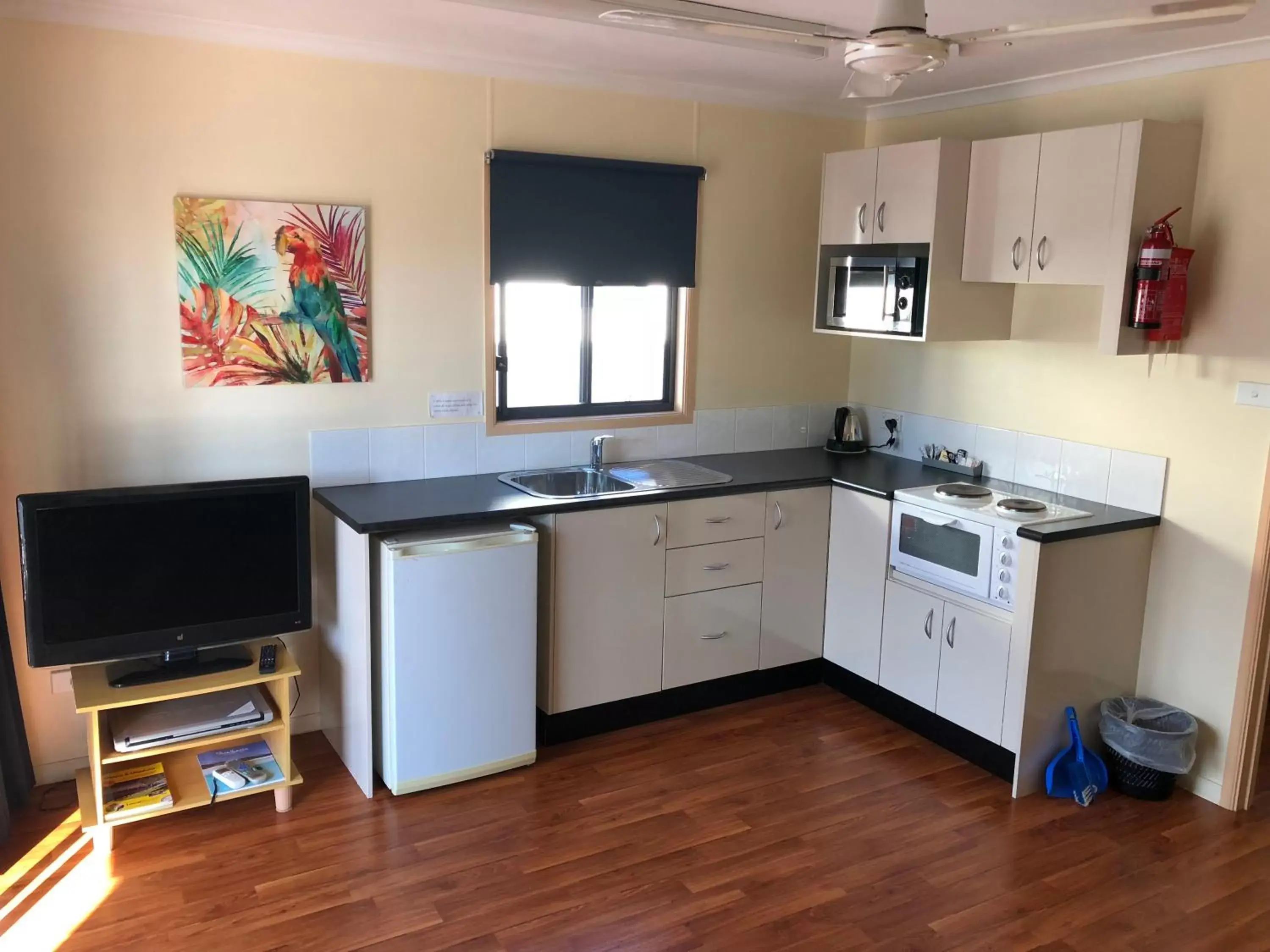 TV and multimedia, Kitchen/Kitchenette in Breeze Inn 13 Princes Highway, Ulladulla