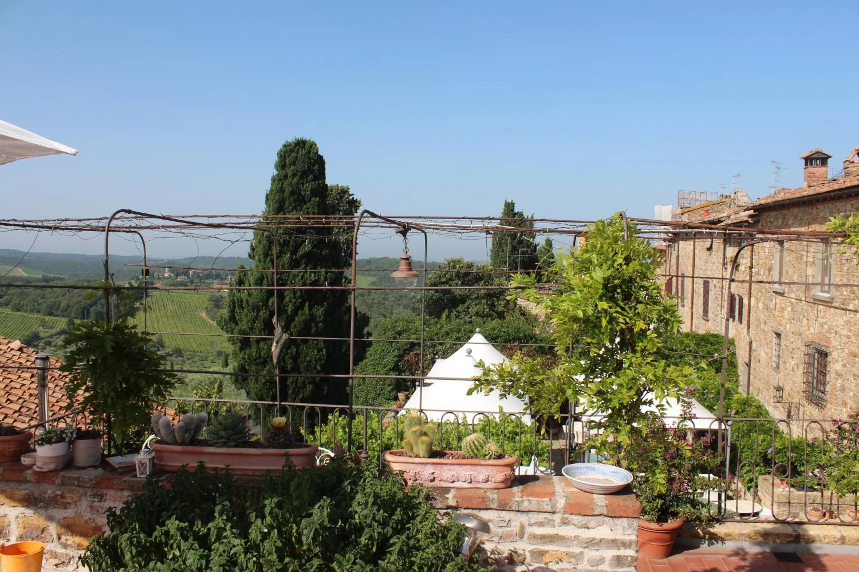 Balcony/Terrace in Le Terrazze Del Chianti b&b Residenza d'Epoca e di Charme