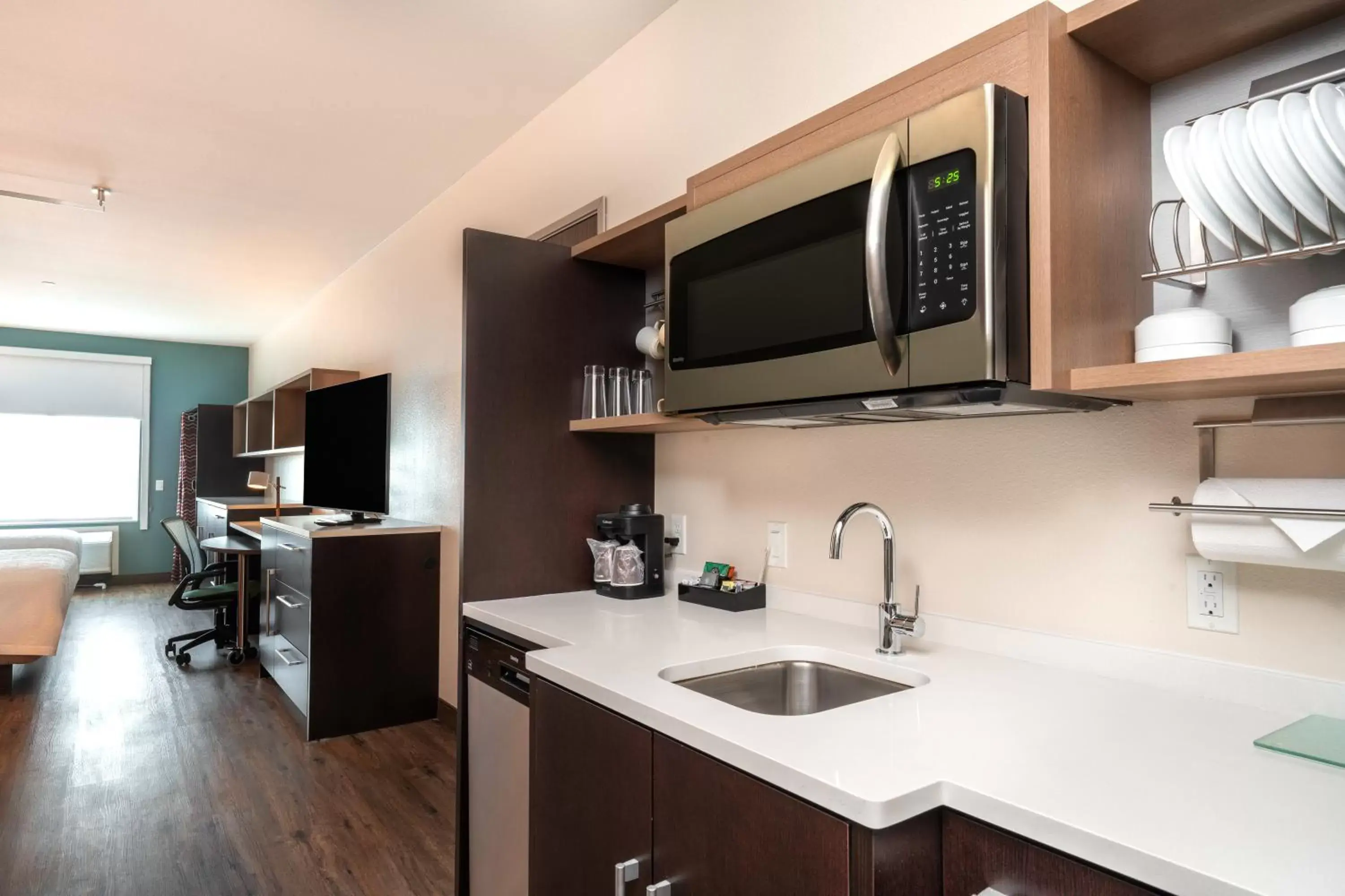 Kitchen or kitchenette, Kitchen/Kitchenette in Home2 Suites By Hilton Lake Havasu City