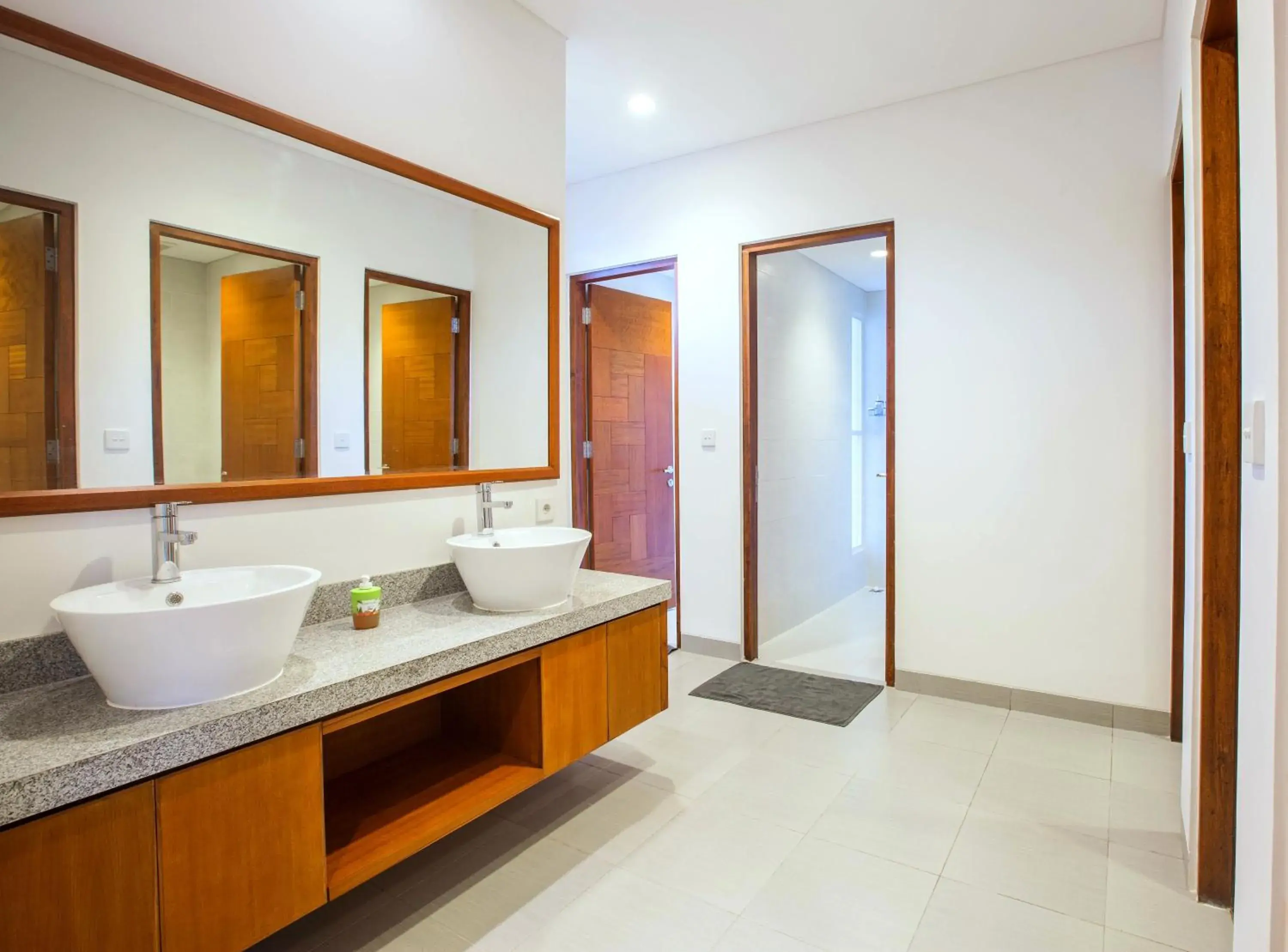 Shower, Bathroom in Pudak Sari Unizou Hostel