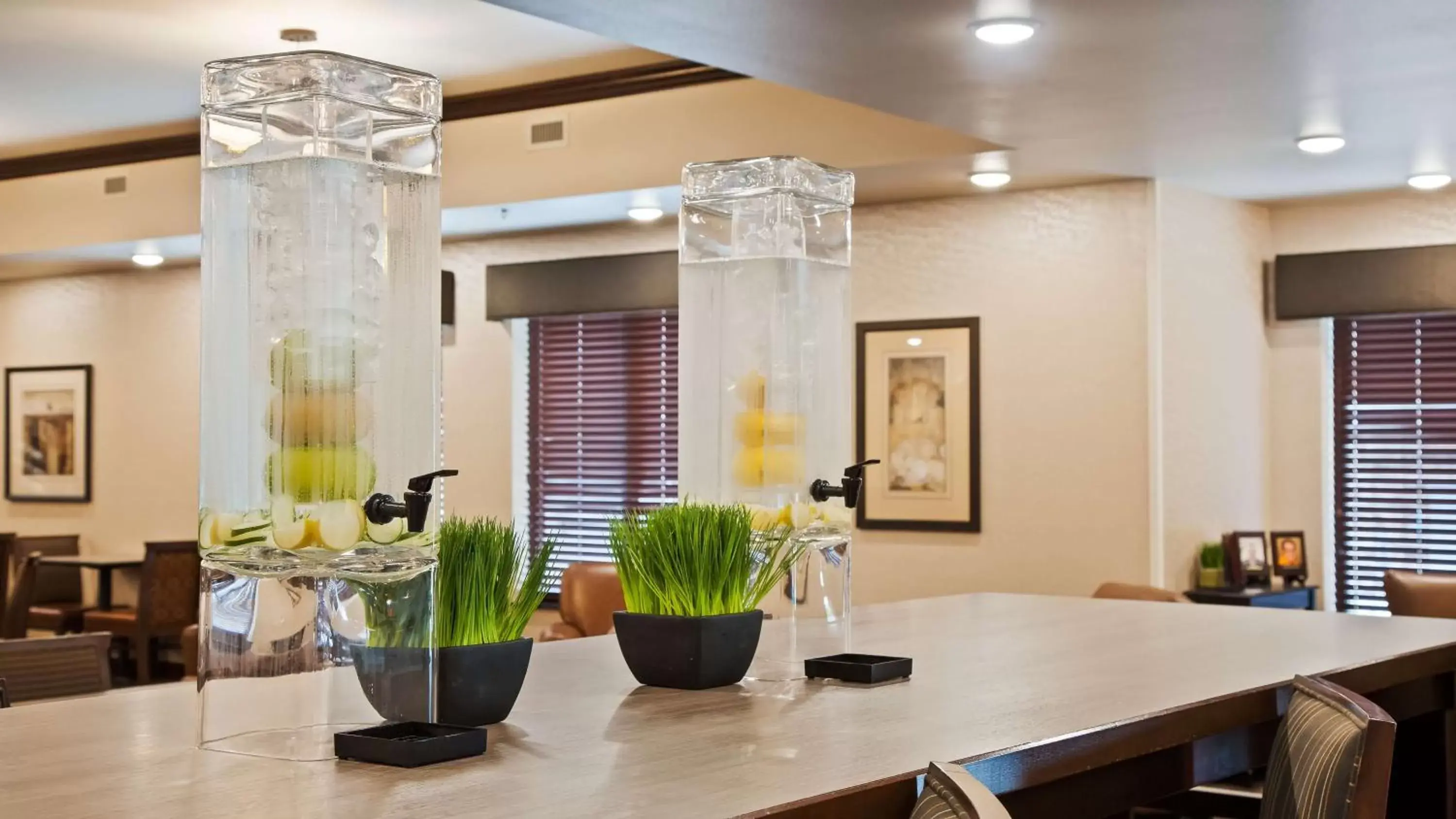 Lobby or reception, Dining Area in Best Western PLUS Casper Inn & Suites