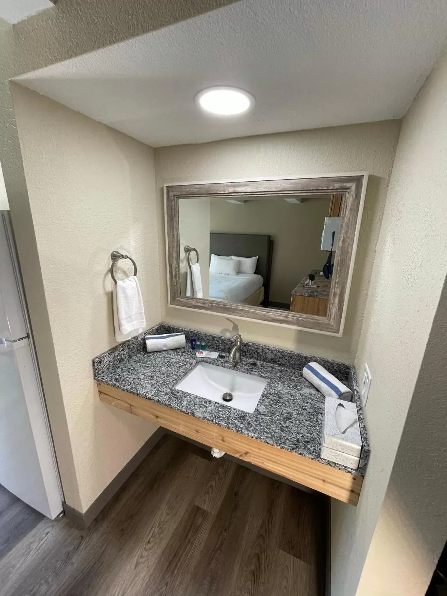 Kitchen or kitchenette, Bathroom in Par 5 Resort