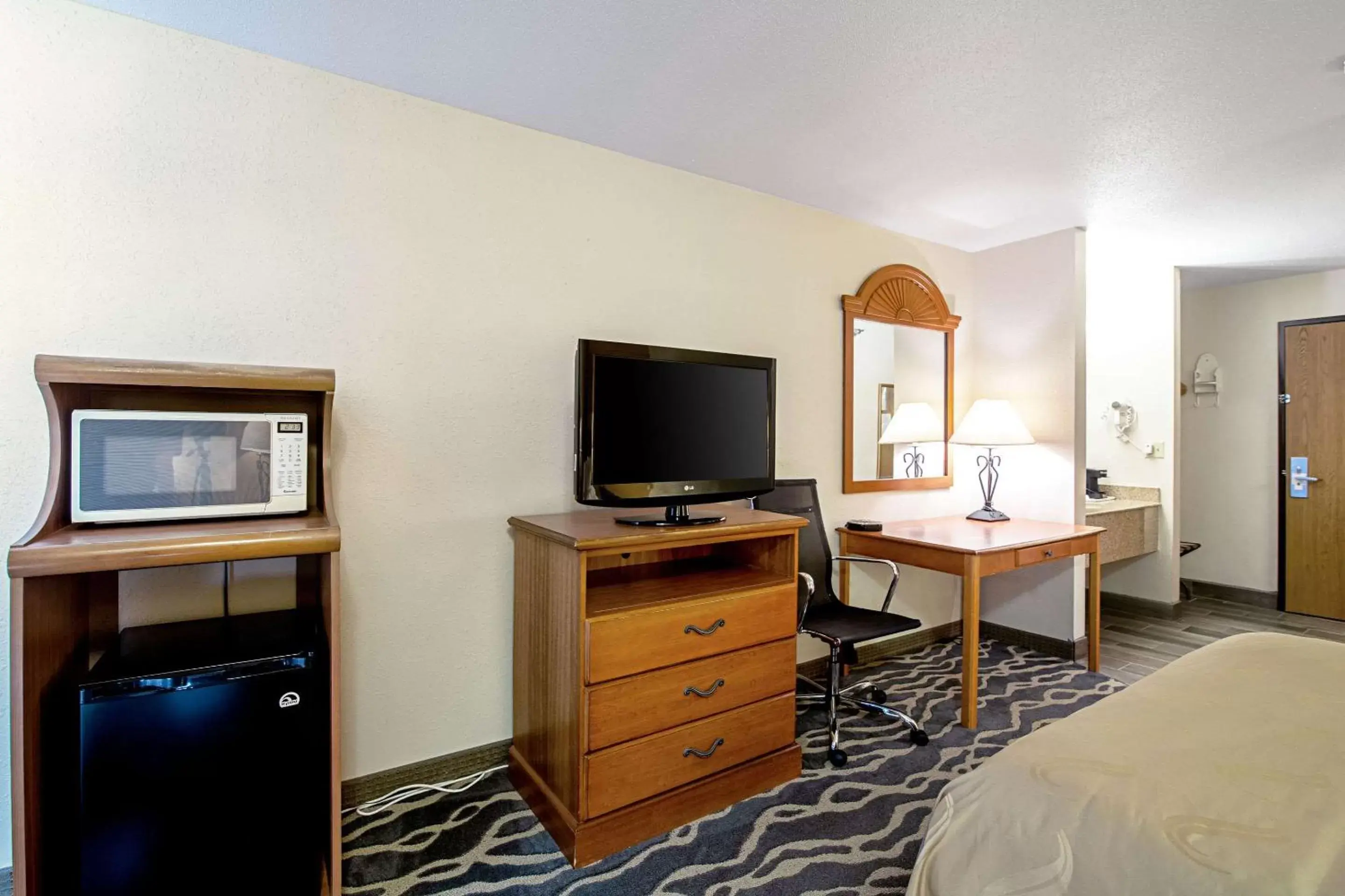 Photo of the whole room, TV/Entertainment Center in Quality Inn Huron
