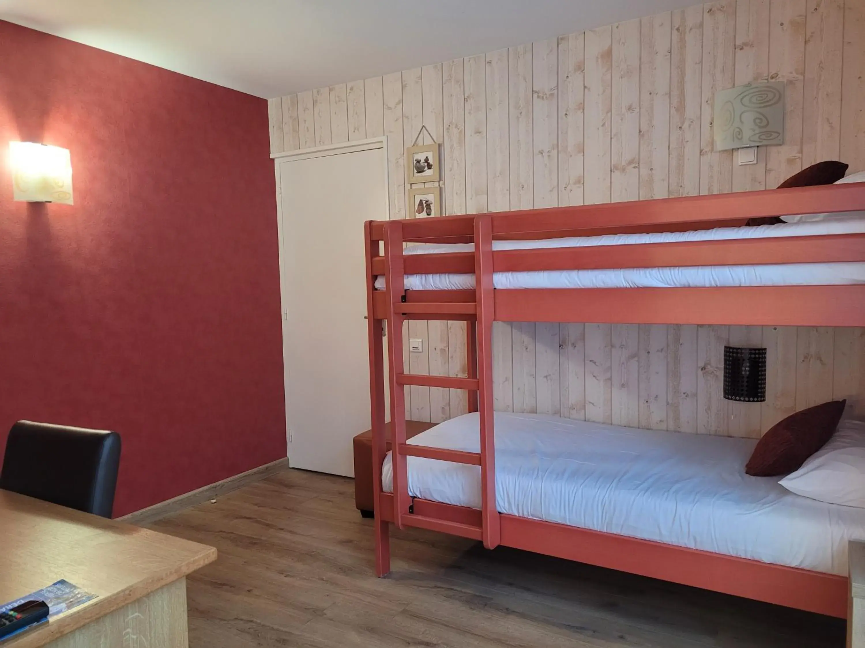 Photo of the whole room, Bunk Bed in Brit Hotel des Halles