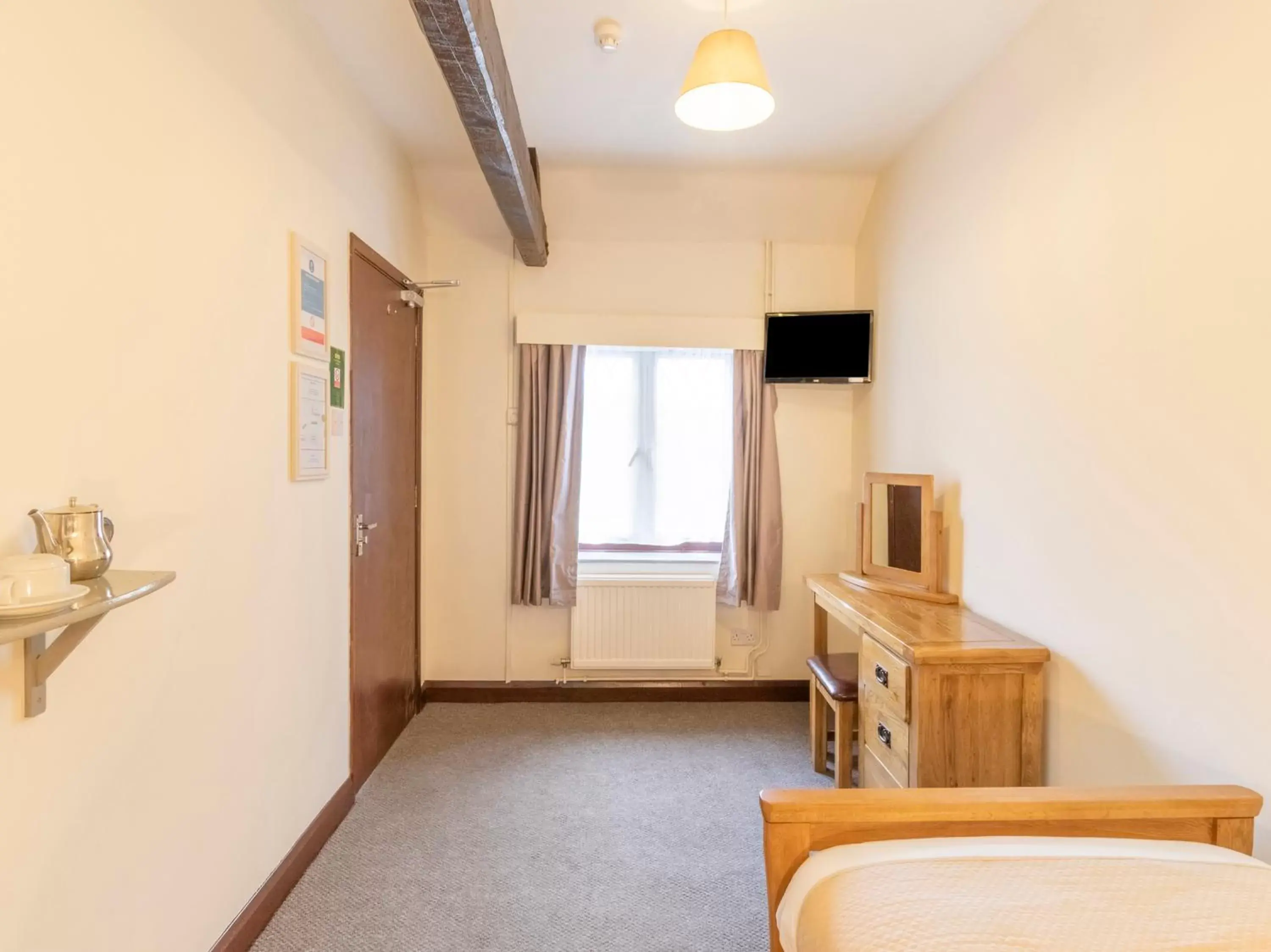 Bedroom, TV/Entertainment Center in OYO Elm Farm Country House, Norwich Airport