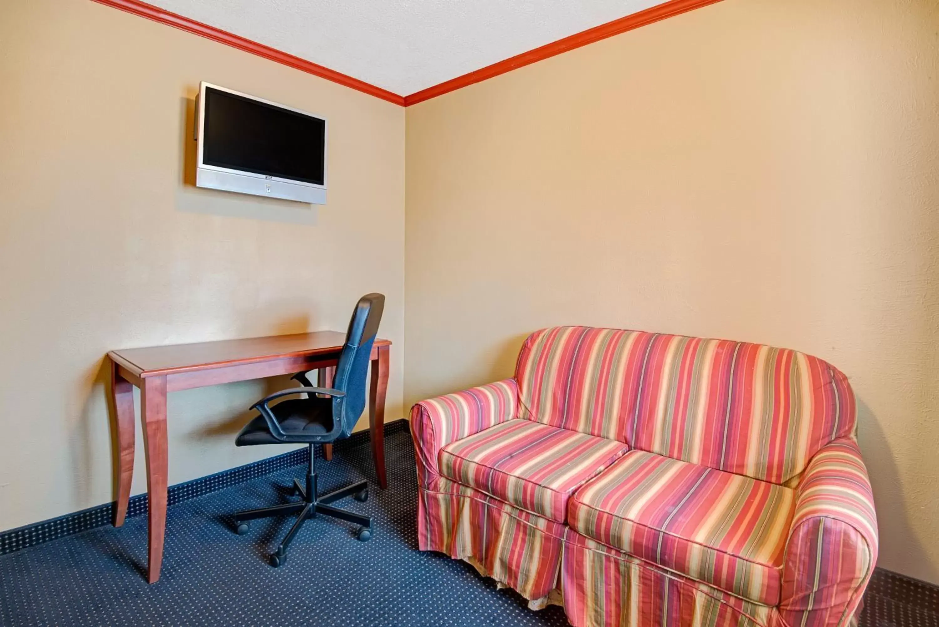 TV and multimedia, Seating Area in Days Inn by Wyndham Albuquerque Downtown