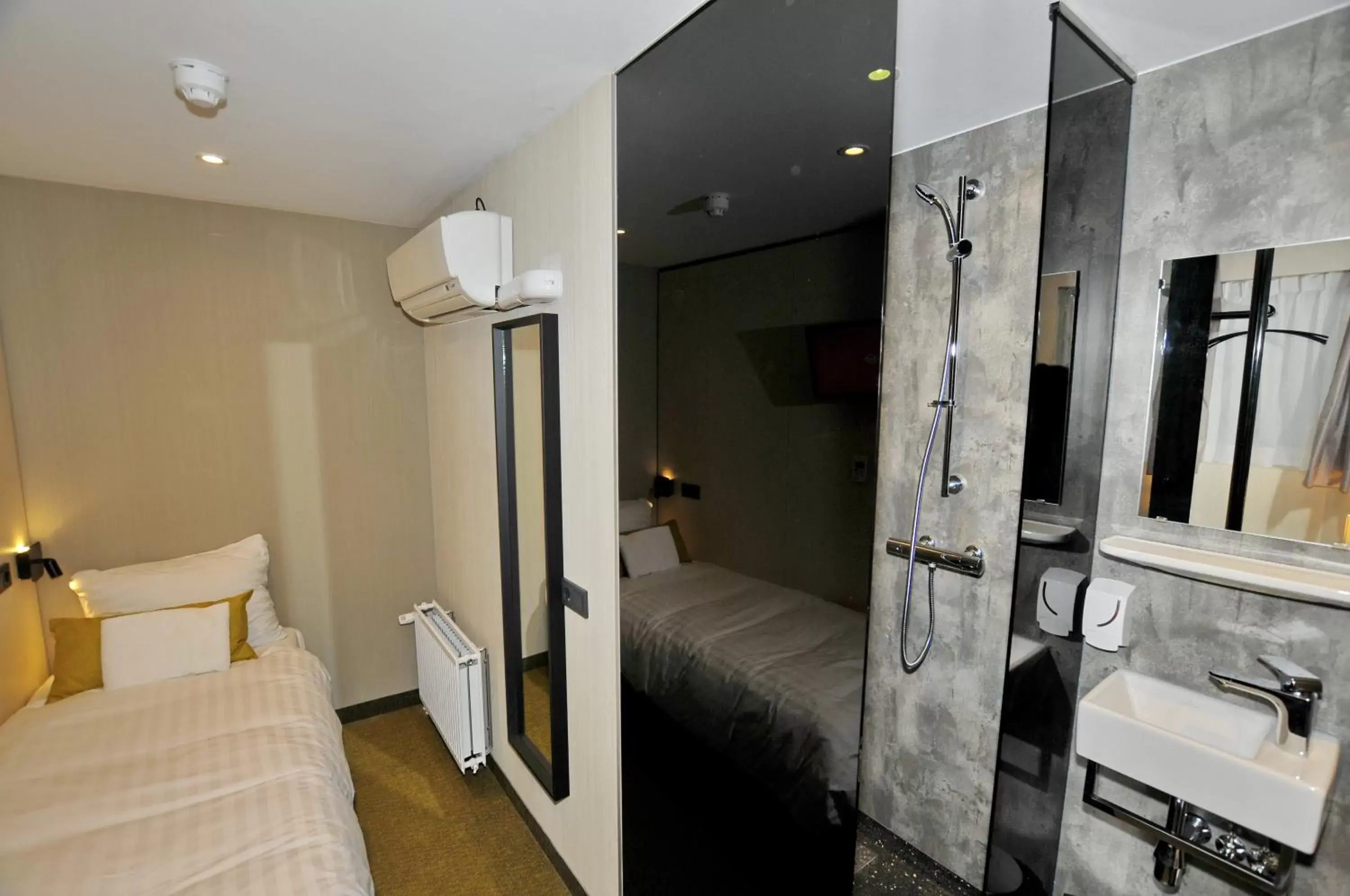 Bedroom, Bed in Cityview Hotel