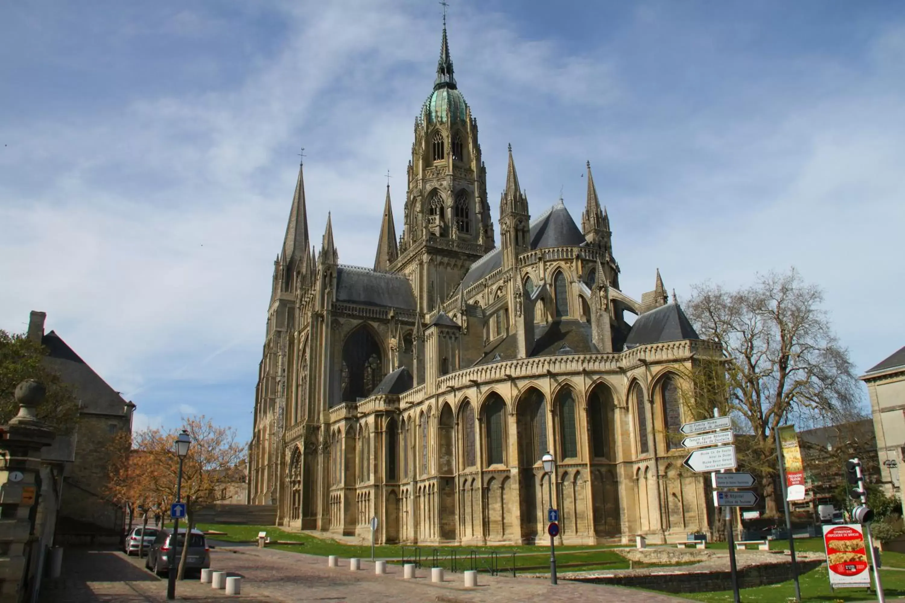 Nearby landmark, Property Building in Hôtel Le Bayeux