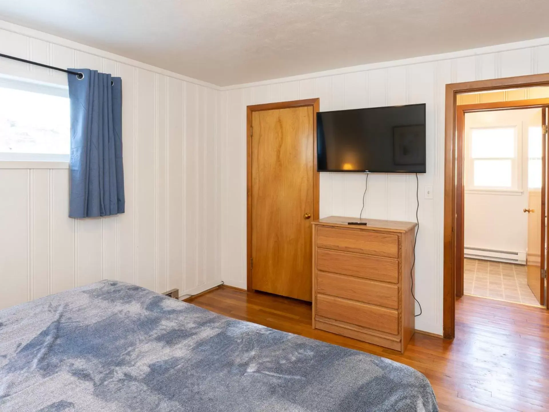 Bedroom, TV/Entertainment Center in Siesta Motel Colfax WA