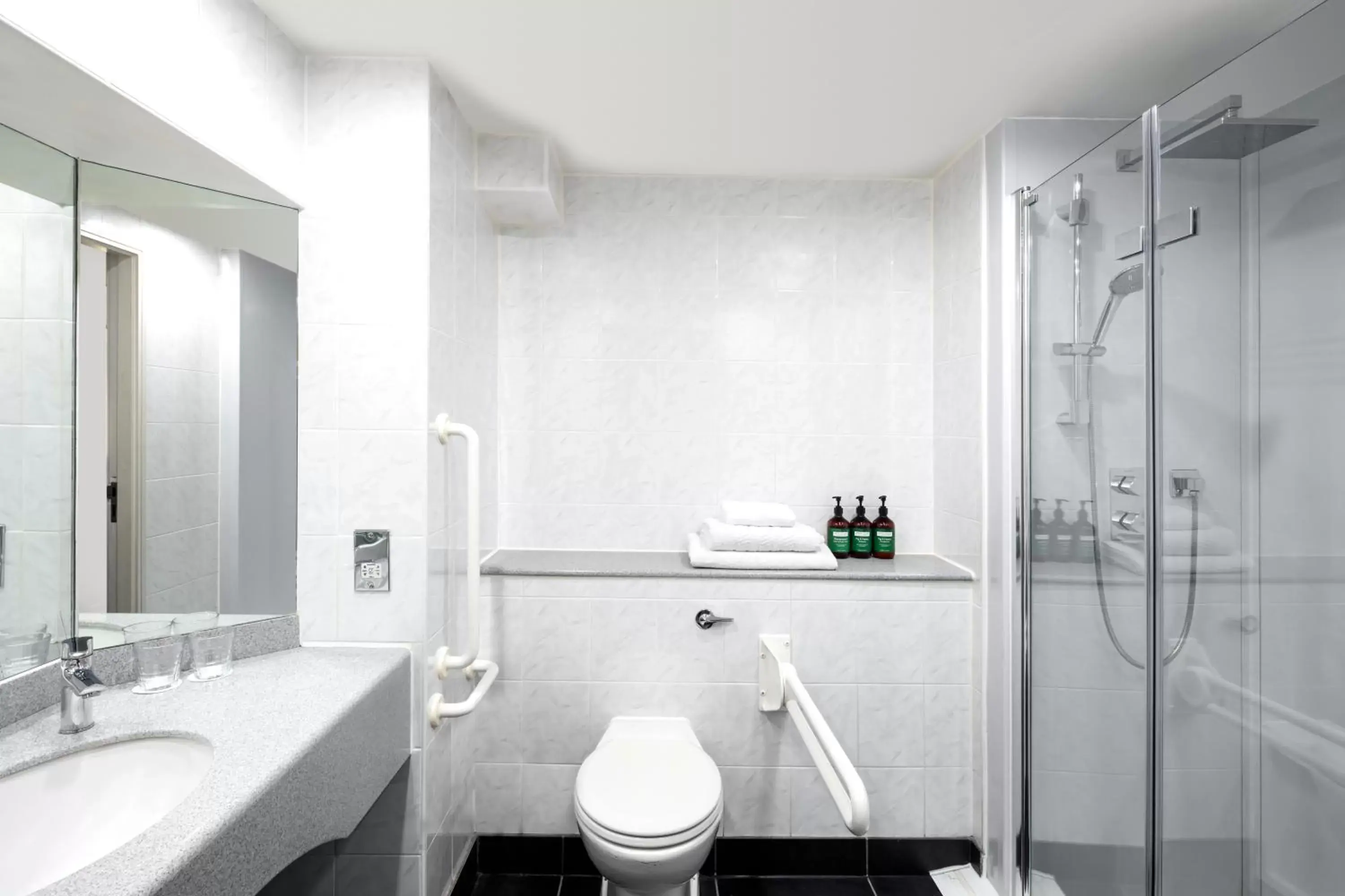 Shower, Bathroom in Crowne Plaza Harrogate, an IHG Hotel