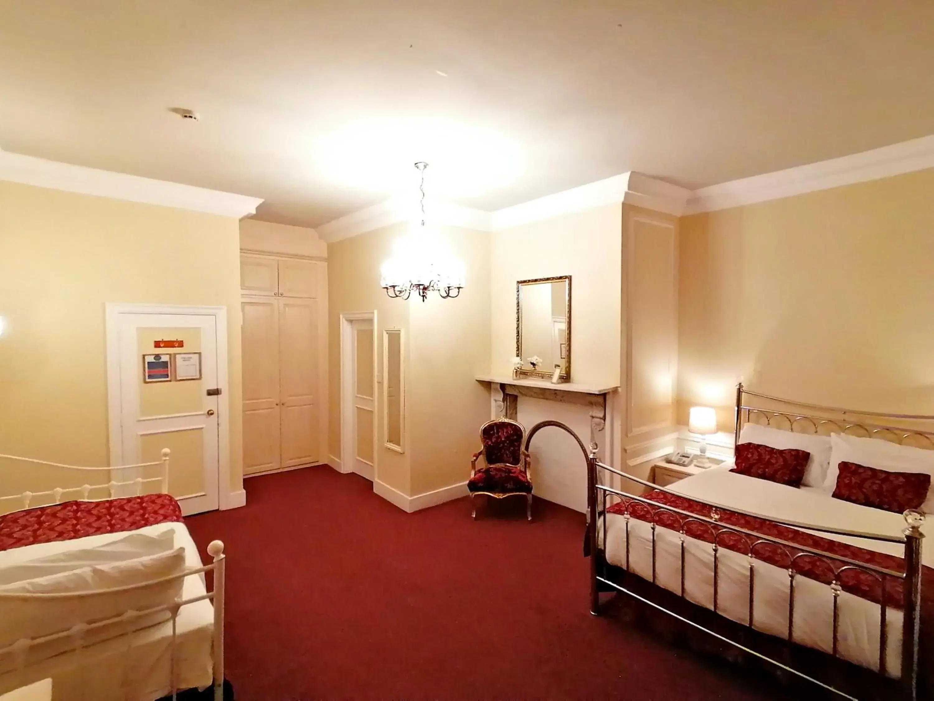 Photo of the whole room, Bed in The Gordon House Hotel
