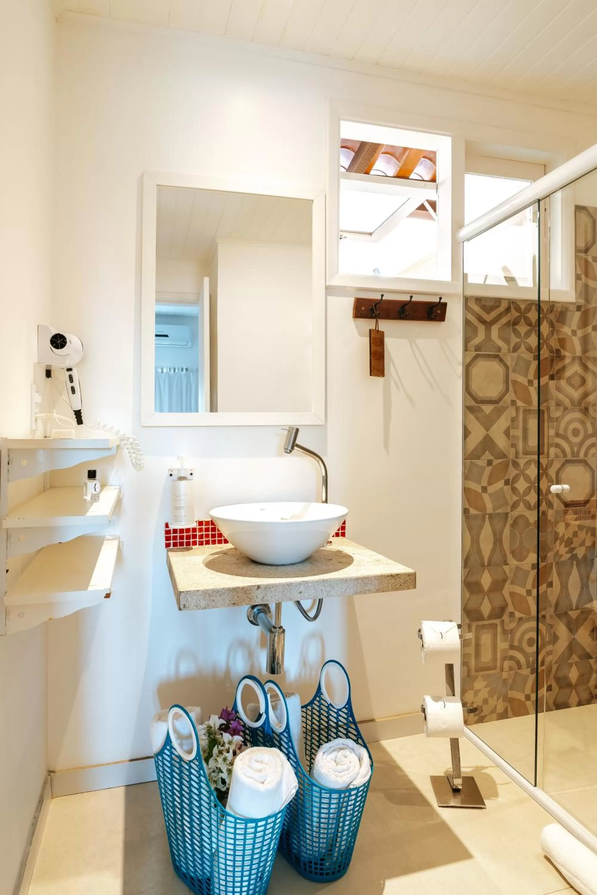 Shower in Jubarte Hotel by Insólito