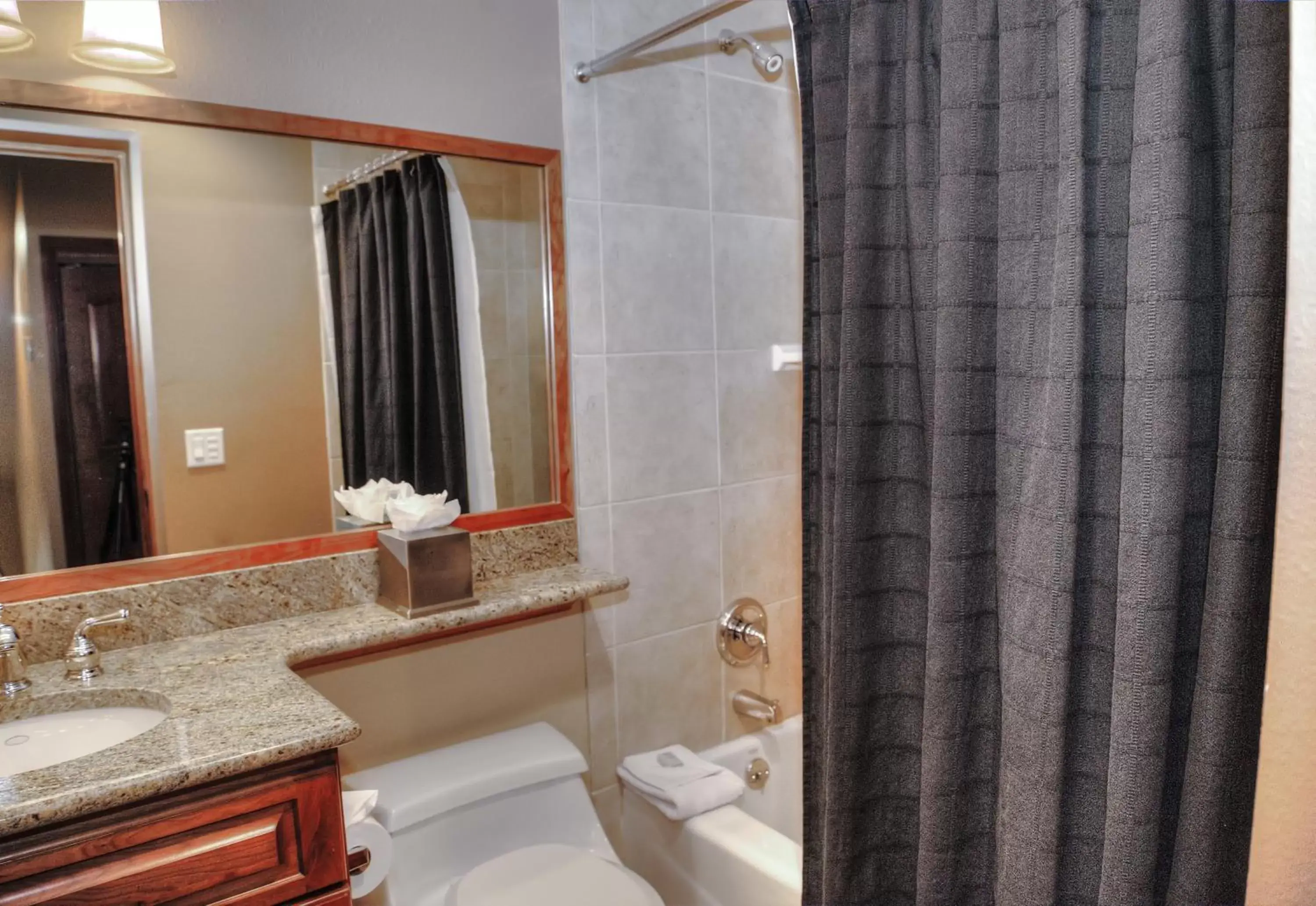 Shower, Bathroom in Lion Square Lodge