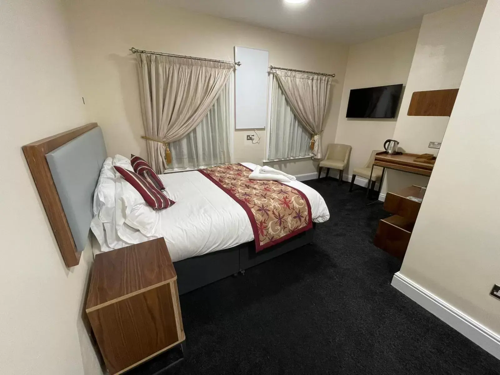 Standard King Room in Gainsborough Hotel