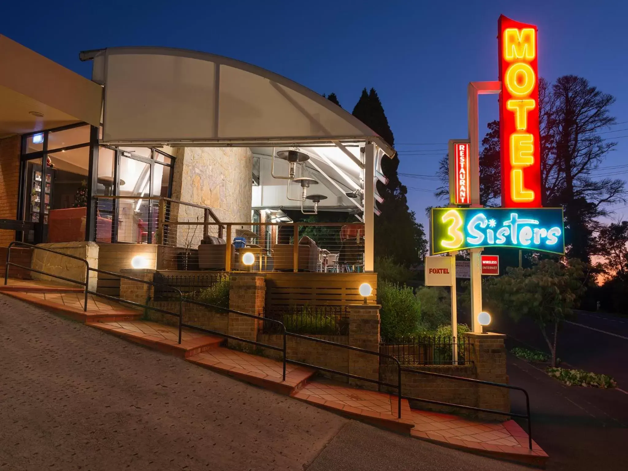 Sunset, Facade/Entrance in 3 Sisters Motel