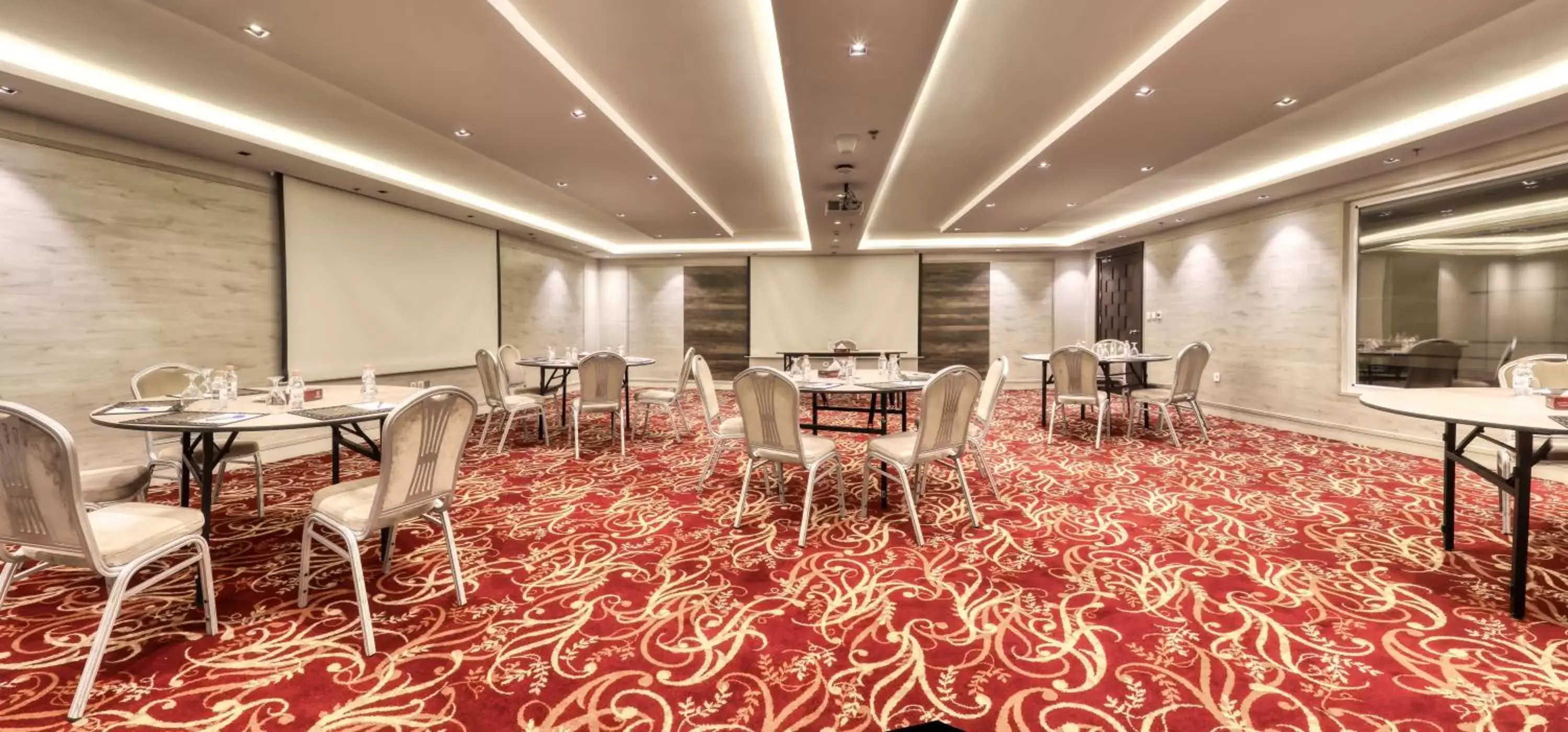 Meeting/conference room in Geneva Hotel