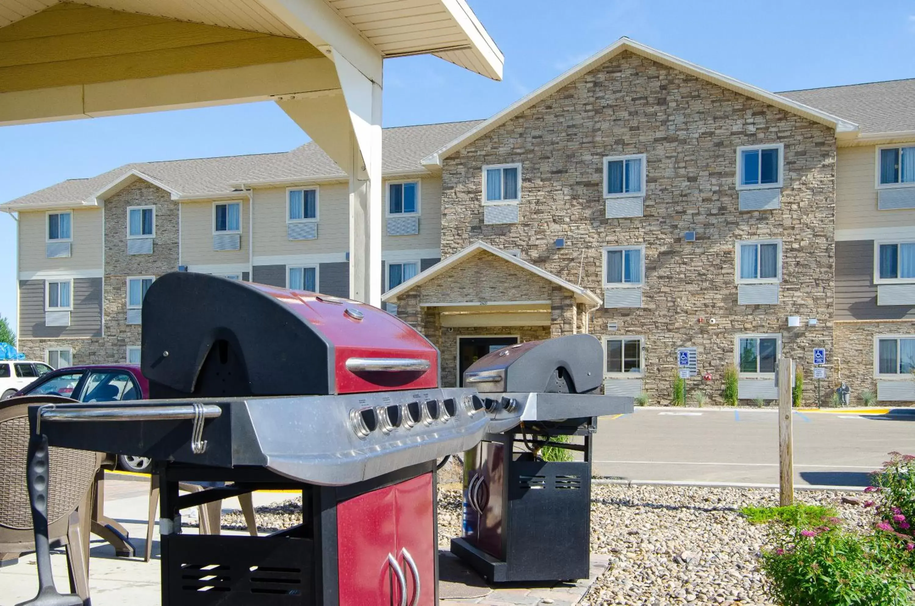 BBQ facilities, Property Building in My Place Hotel-Dickinson, ND