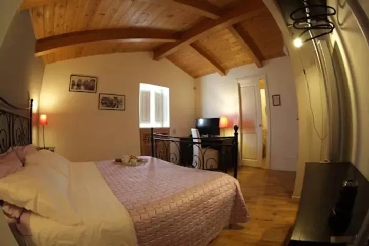 Photo of the whole room, Bed in Le Malve Cave Retreat