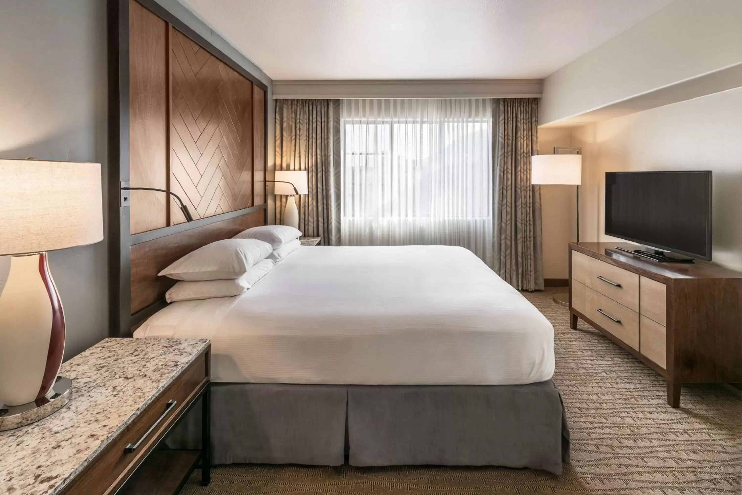Living room, Bed in Hilton Sedona Resort at Bell Rock